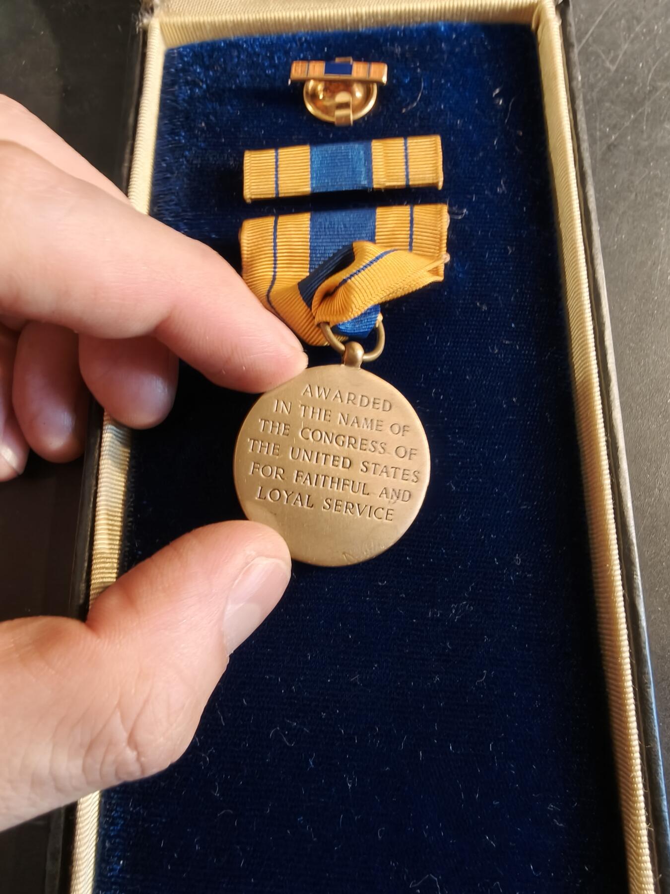老王徽章第186期 美国征兵系统二战服务奖章     原盒带略和珐琅略