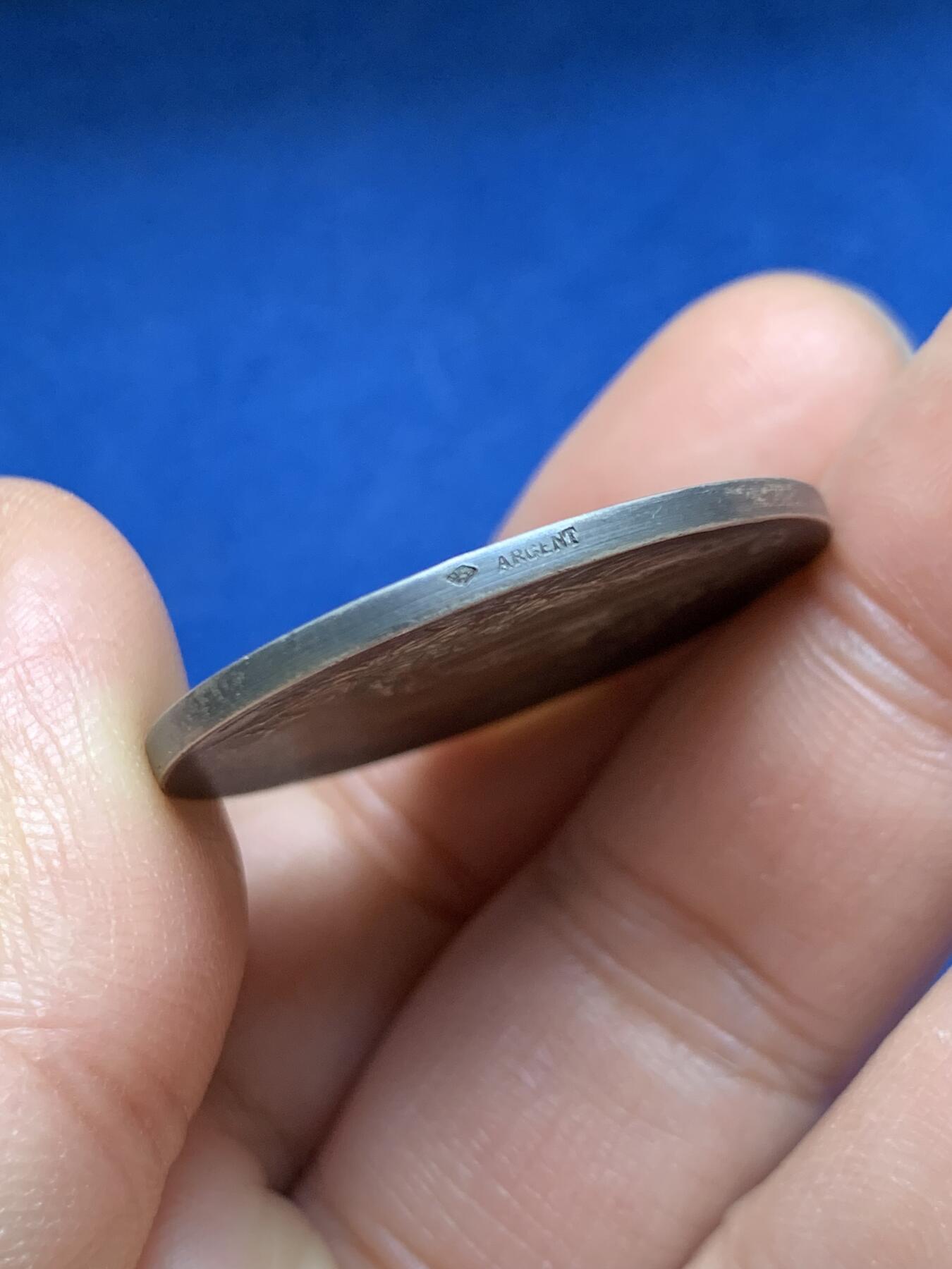 《竞宝斋》第469场 周日，周一 2场连拍 （全场包邮）欢迎送拍 19世纪园艺银章 14.82克 33.5mm 菱形银标