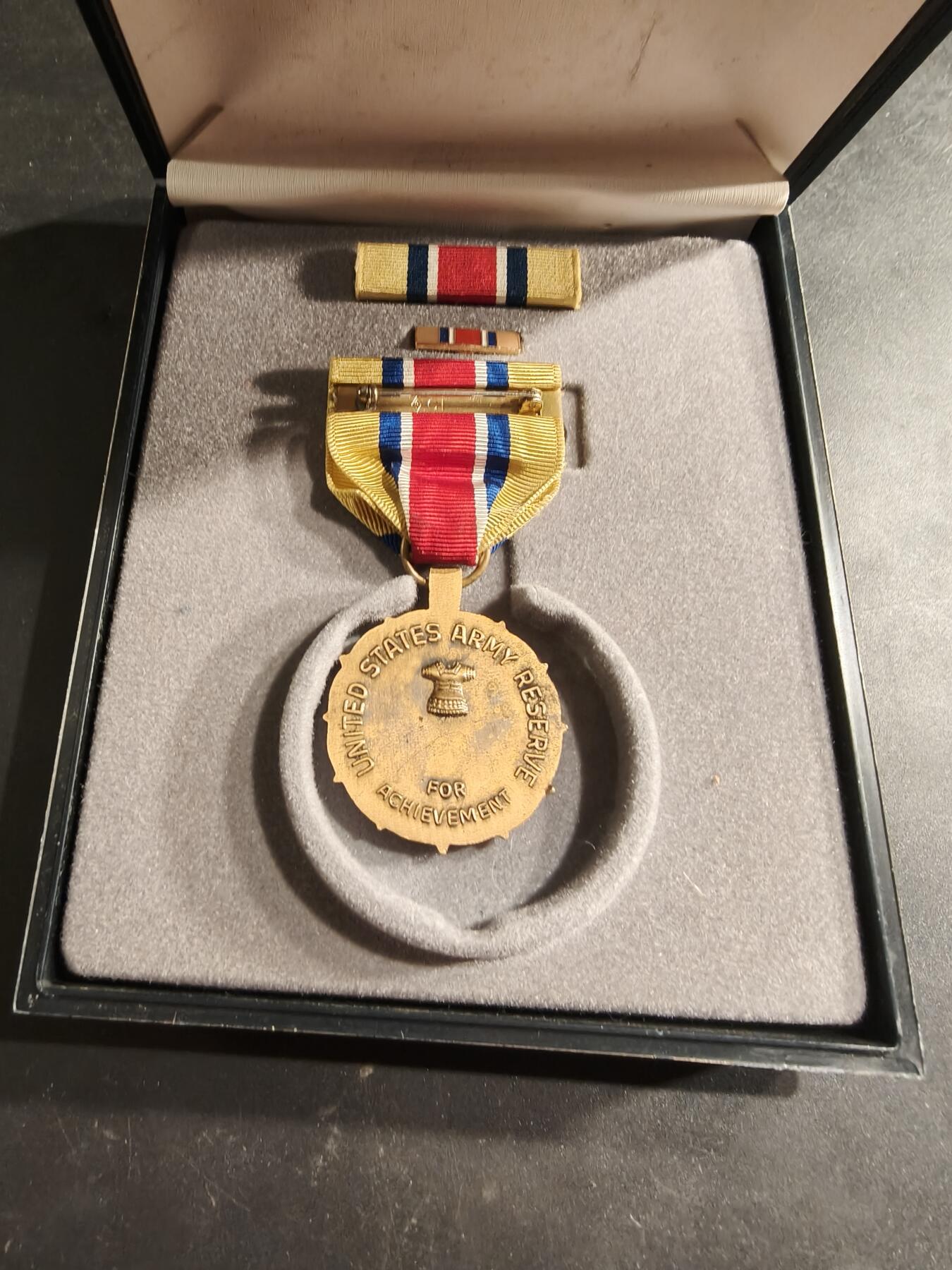 老王徽章第186期 美国陆军预备役成就奖章 原盒带略和珐琅略 少见全套   