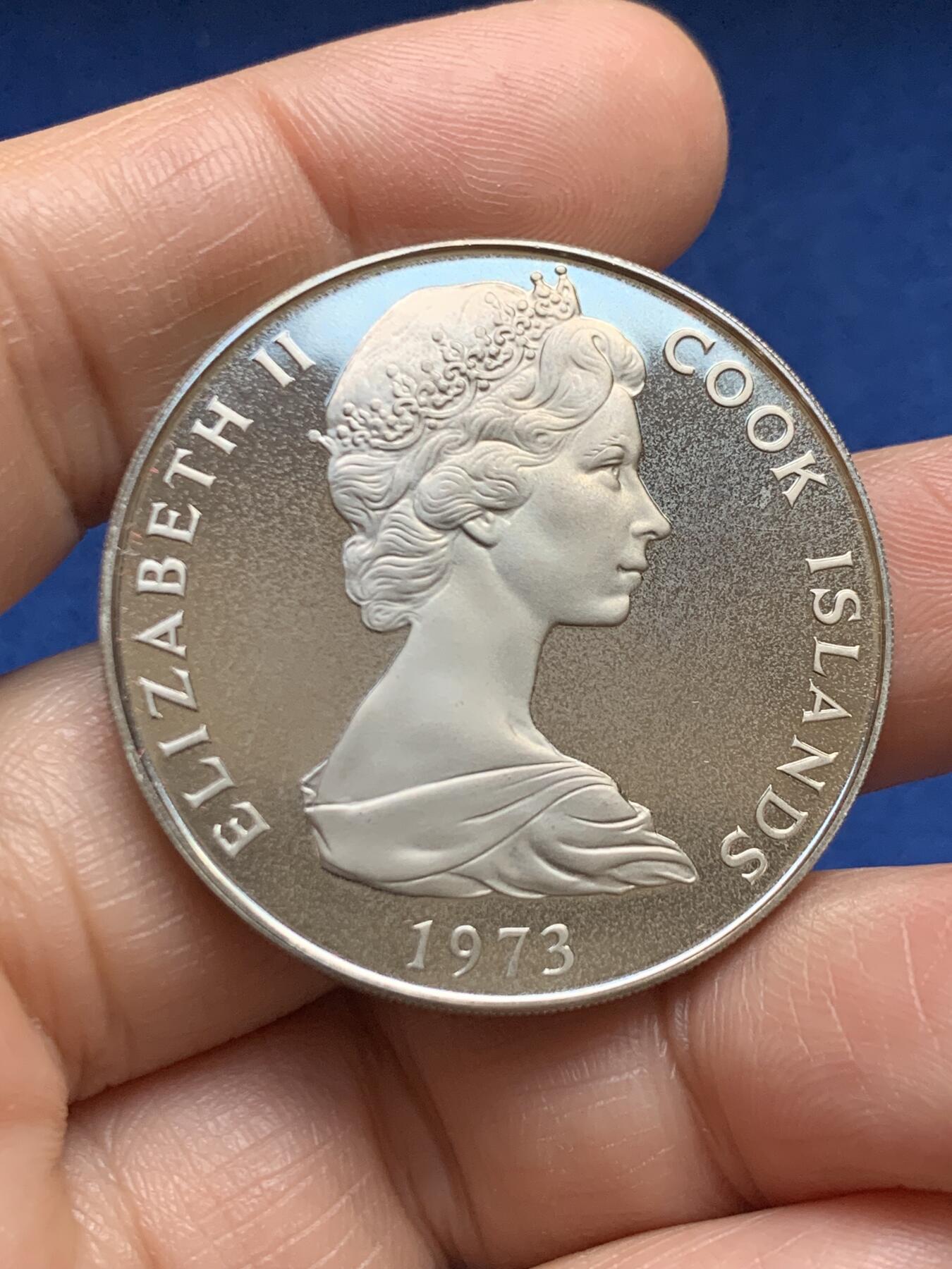 《竞宝斋》第469场 周日，周一 2场连拍 （全场包邮）欢迎送拍 库克群岛1973年伊丽莎白二世女王-Tiki雕像1元