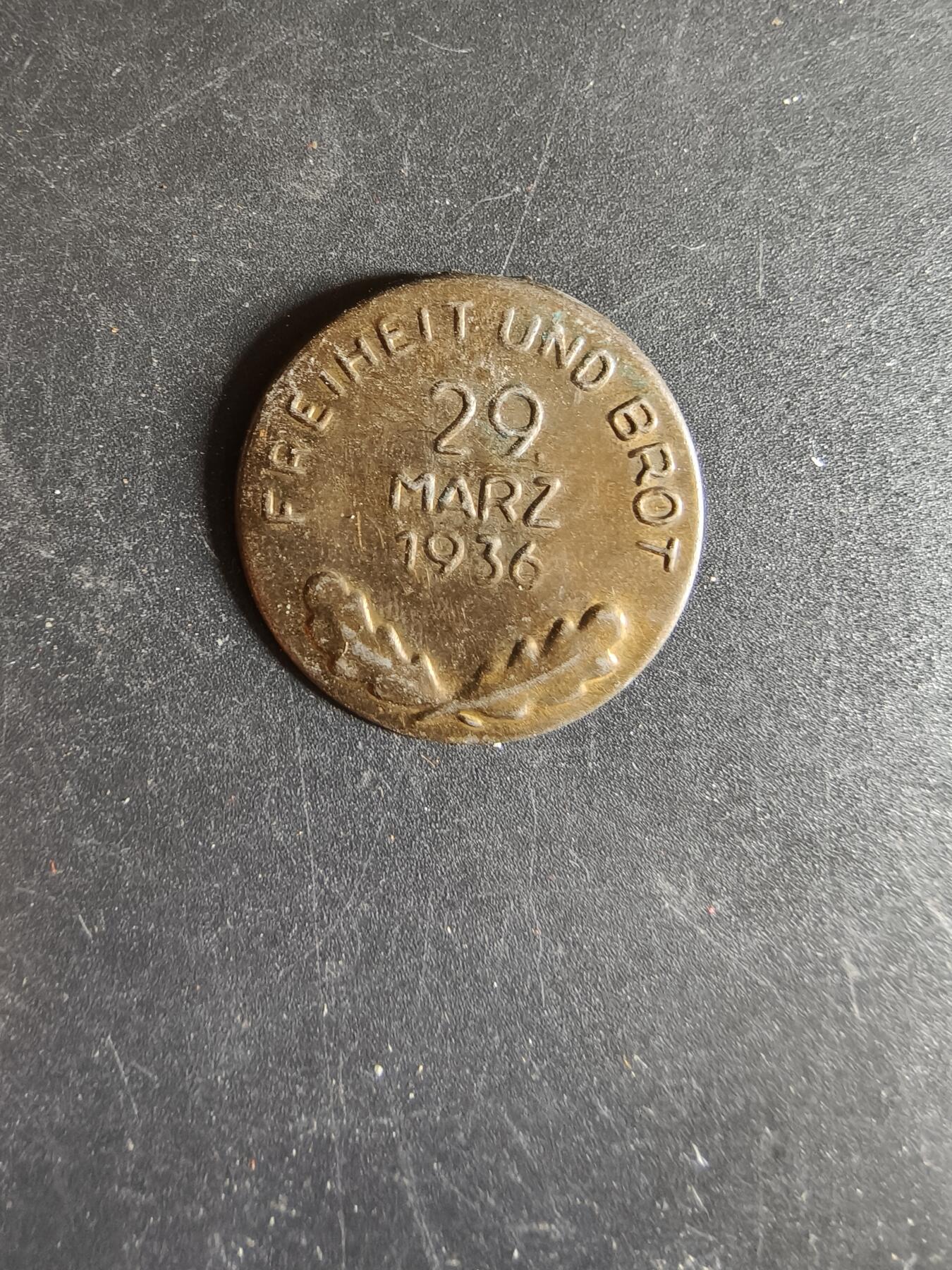 老王徽章第186期 德三1936年小胡子“面包与自由”口号证章