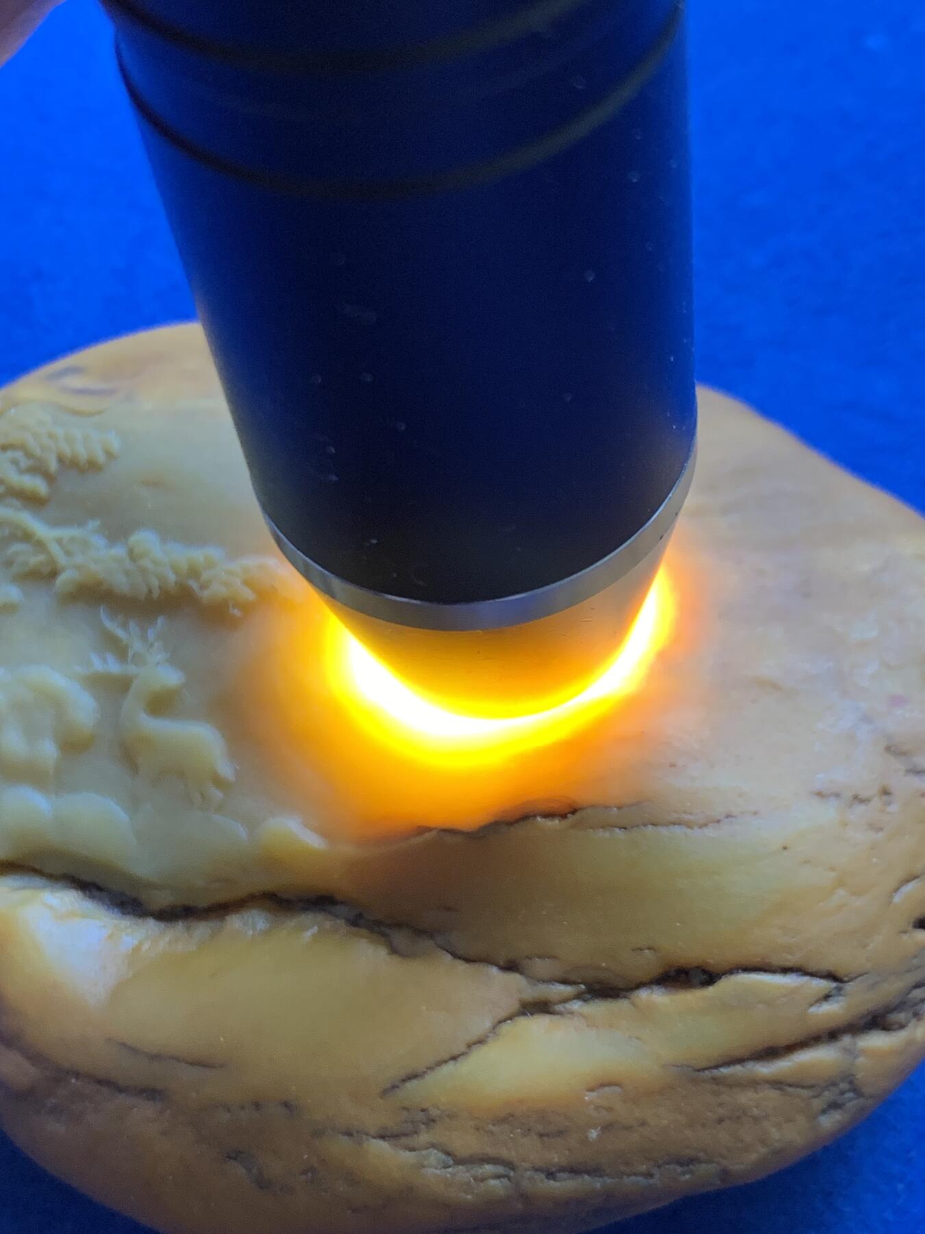 《竞宝斋》第469场 周日，周一 2场连拍 （全场包邮）欢迎送拍 黄蜡石石雕·松下鹿回首 手把件，原石巧雕，画面和原石融为一体，很有意境，原石质地很好，打灯可见肉质，重143.5克，把玩很好