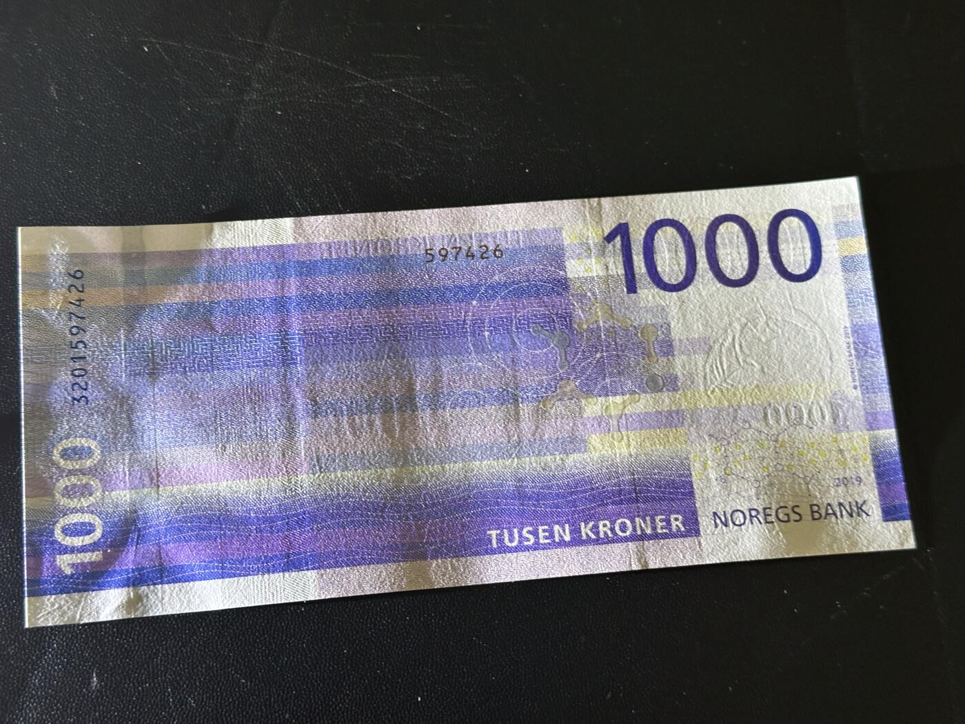 《外钞收藏家》第六百一十六期（精品场）（长期征集拍品、欢迎藏友们联系合作） 2019年挪威海浪版1000克朗 全新 角轻微不绝