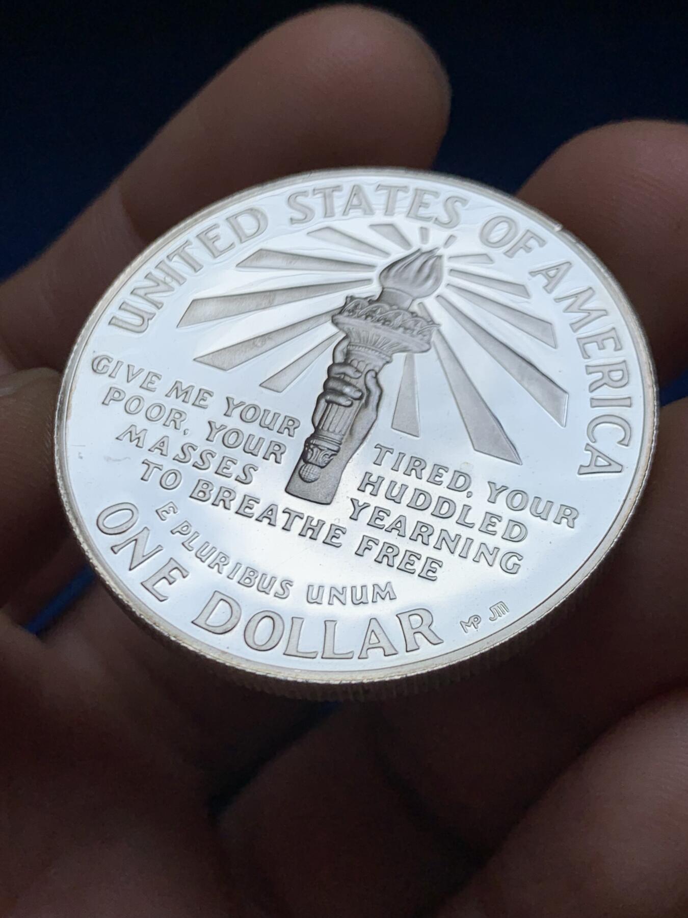 《竞宝斋》第469场 周日，周一 2场连拍 （全场包邮）欢迎送拍 美国1986年自由女神像落成百年纪念1美元银币，26.9克，900银。