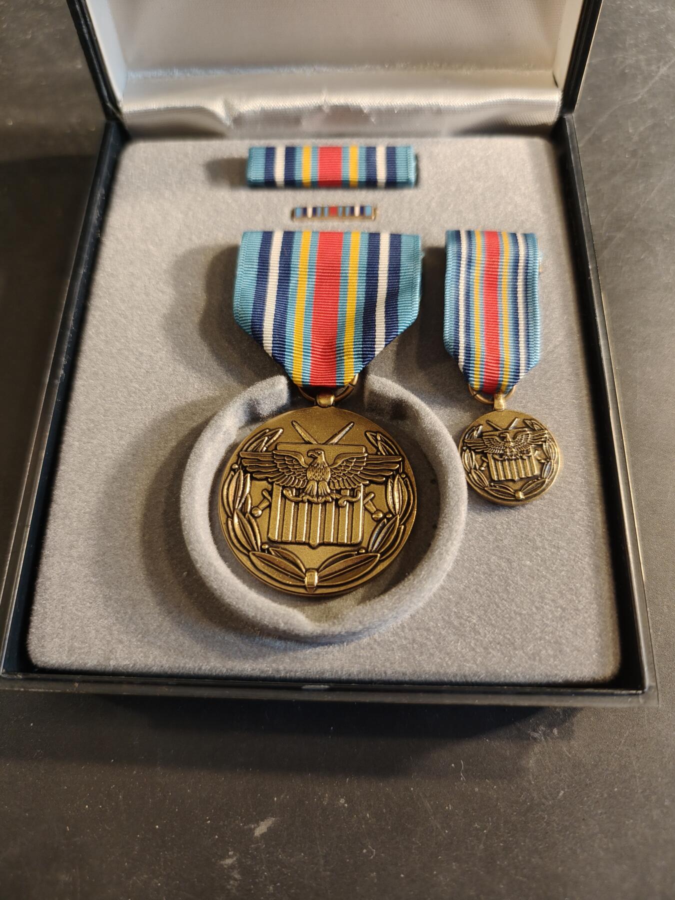 老王徽章第186期 美国反恐战争远征奖章 原盒带略、珐琅略和迷你章 少见全套