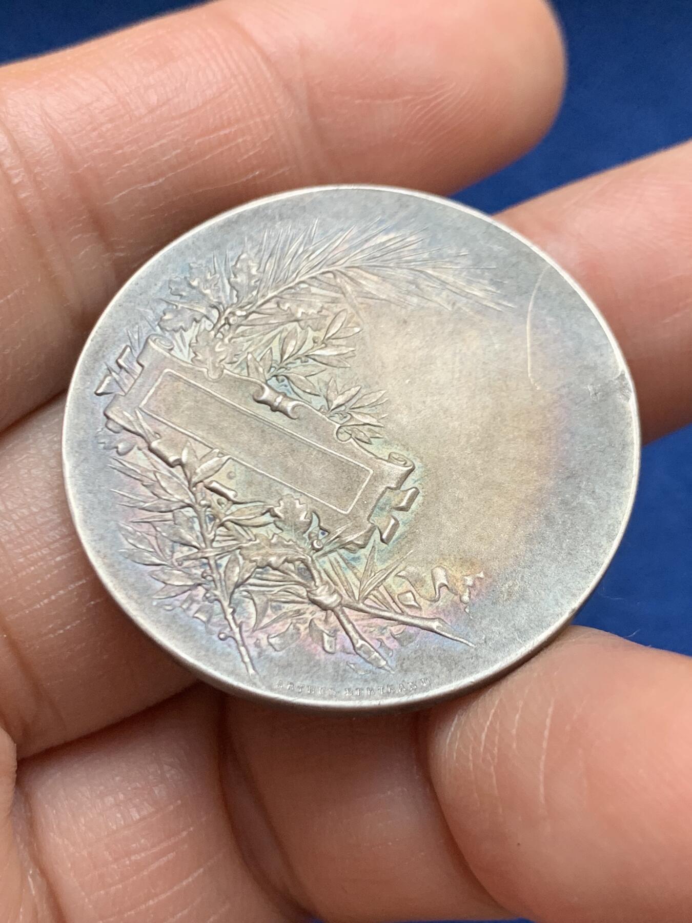 《竞宝斋》第469场 周日，周一 2场连拍 （全场包邮）欢迎送拍 19世纪园艺银章 14.82克 33.5mm 菱形银标