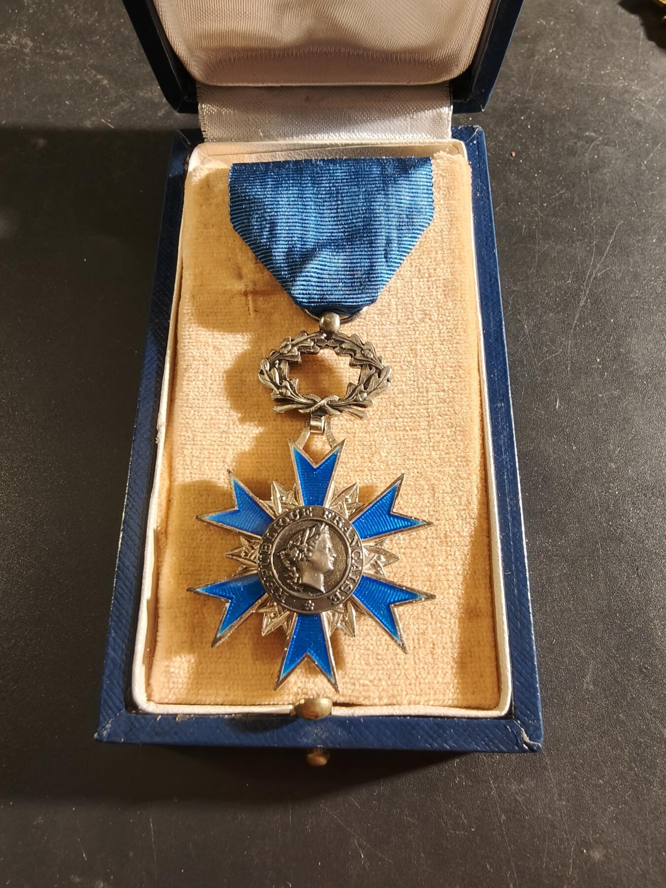 老王徽章第186期 法国骑士级国家功勋勋章    原盒    950银镀金珐琅     23.5g