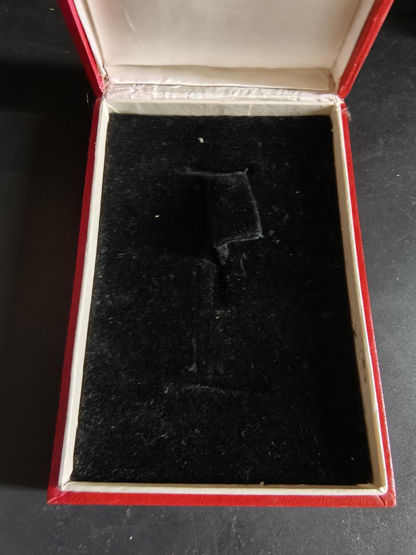 老王徽章第186期 南斯拉夫三级人民军勋章盒子