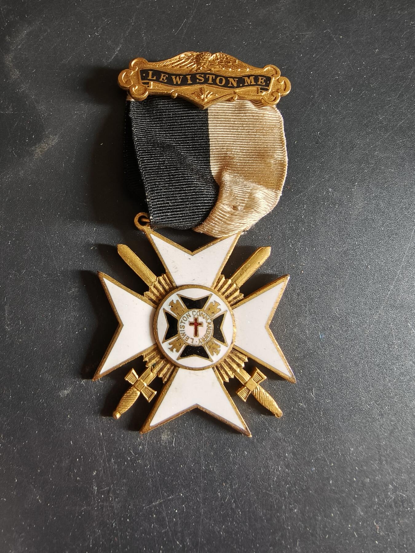 老王徽章第186期 美国缅因州刘易斯顿共济会骑士圣殿军勋章    铜质珐琅    军事版双剑饰    少见美国共济会勋章    1941年实发授予军人版本