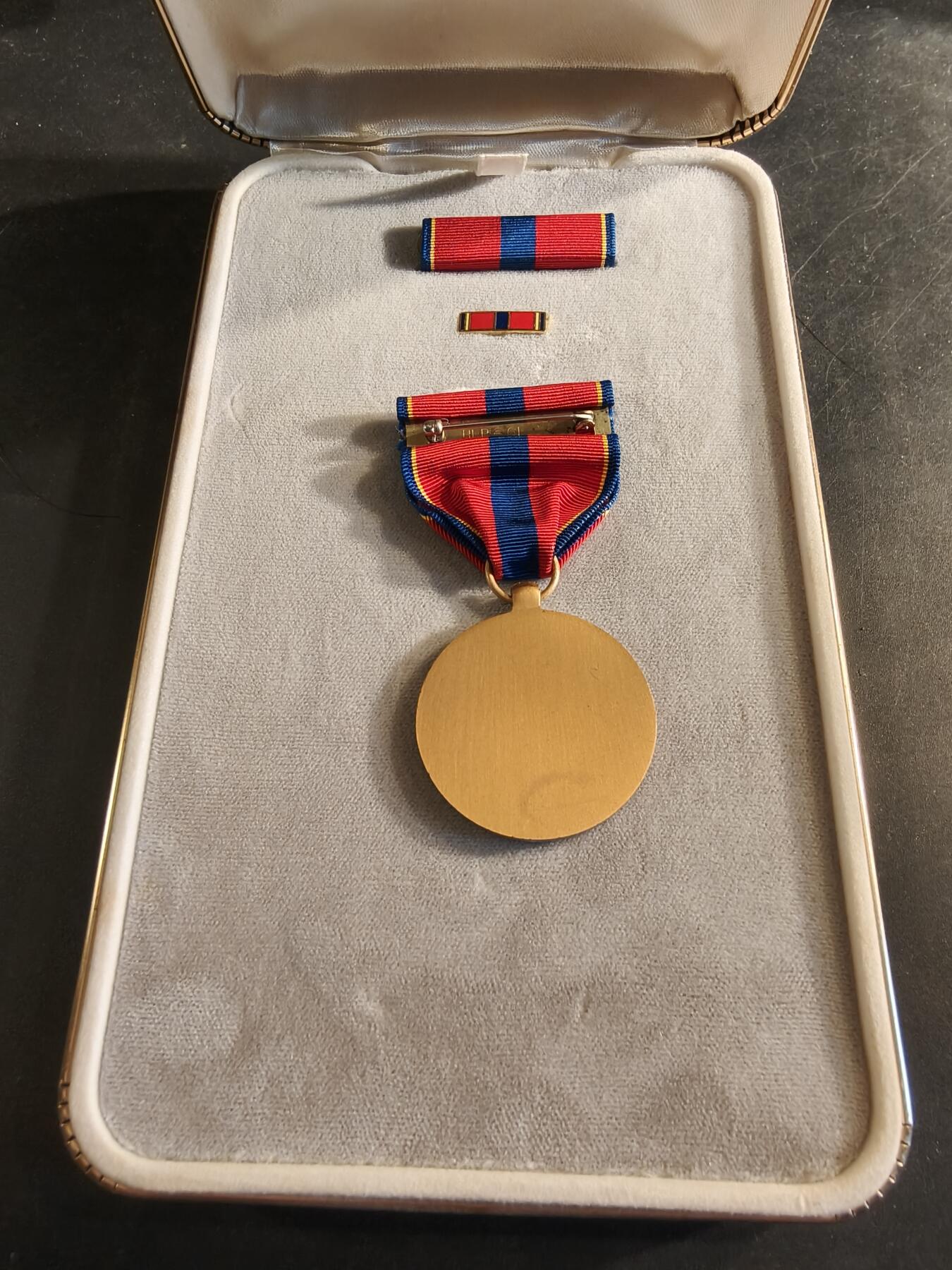 老王徽章第186期 美国海军预备役服役奖章 原盒带略和珐琅略 少见全套