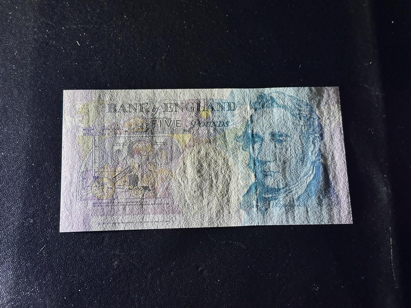 《外钞收藏家》第六百一十六期（精品场）（长期征集拍品、欢迎藏友们联系合作） 英国E序略5镑 皇冠 初版 R01冠 百位号259 全新