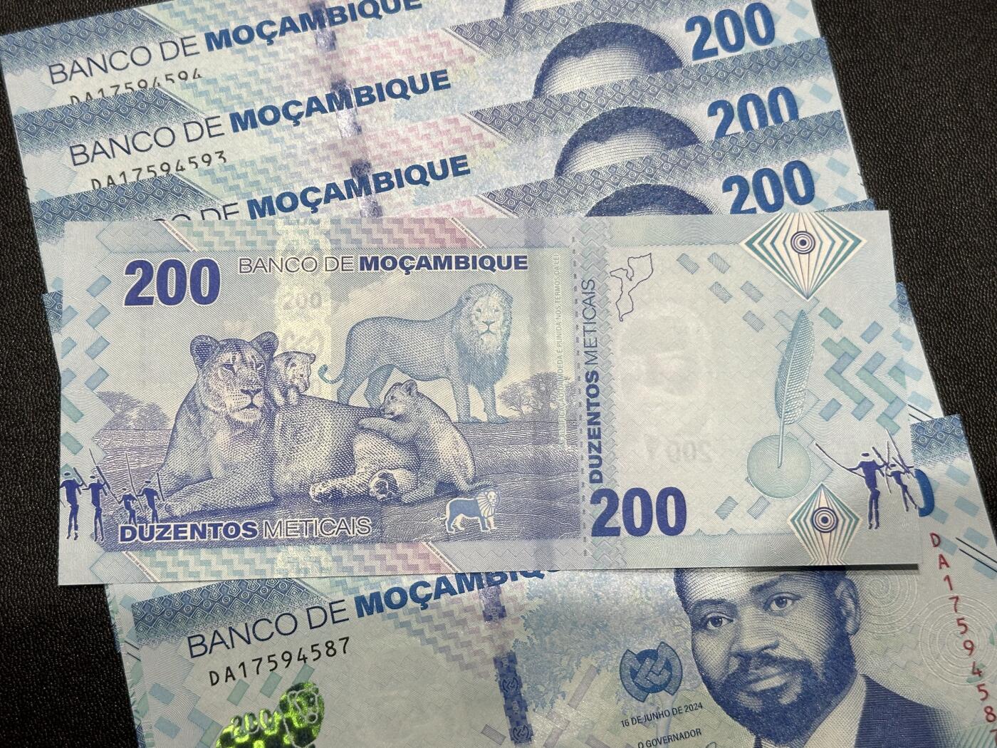 《外钞收藏家》第六百一十六期（精品场）（长期征集拍品、欢迎藏友们联系合作） 莫桑比克200 八张一起 全新UNC