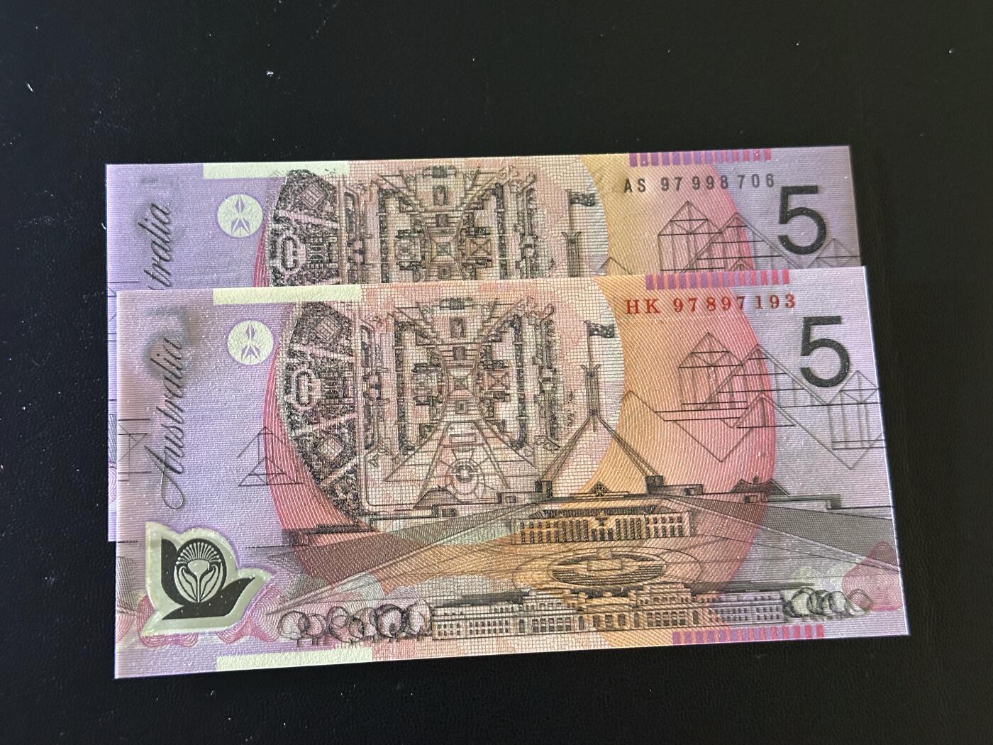 《外钞收藏家》第六百一十六期（精品场）（长期征集拍品、欢迎藏友们联系合作） 澳大利亚塑料钞97年5元  2张一起 全新UNC HK97香港回归纪念冠，AS97测试冠