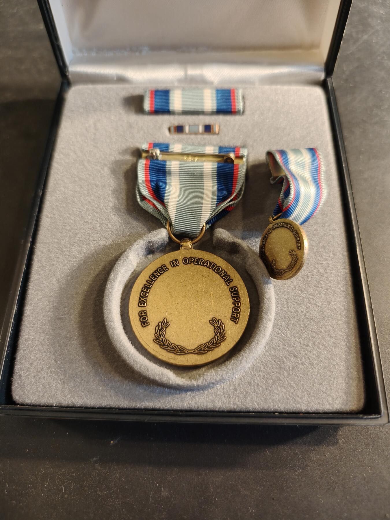 老王徽章第186期 美国空军空战奖章 原盒带略、珐琅略和迷你章 少见全套