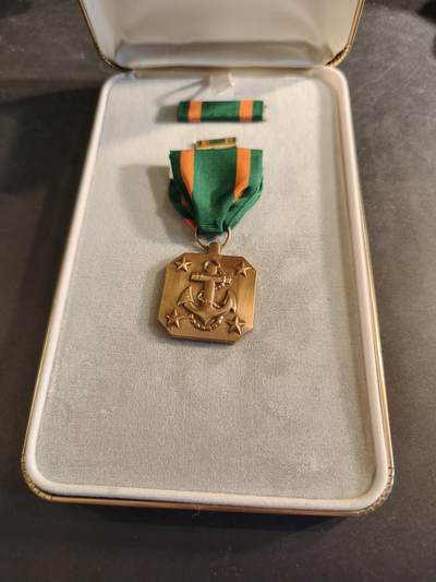 老王徽章第186期 - 美国海军成就奖章 原盒带略和珐琅略 少见全套