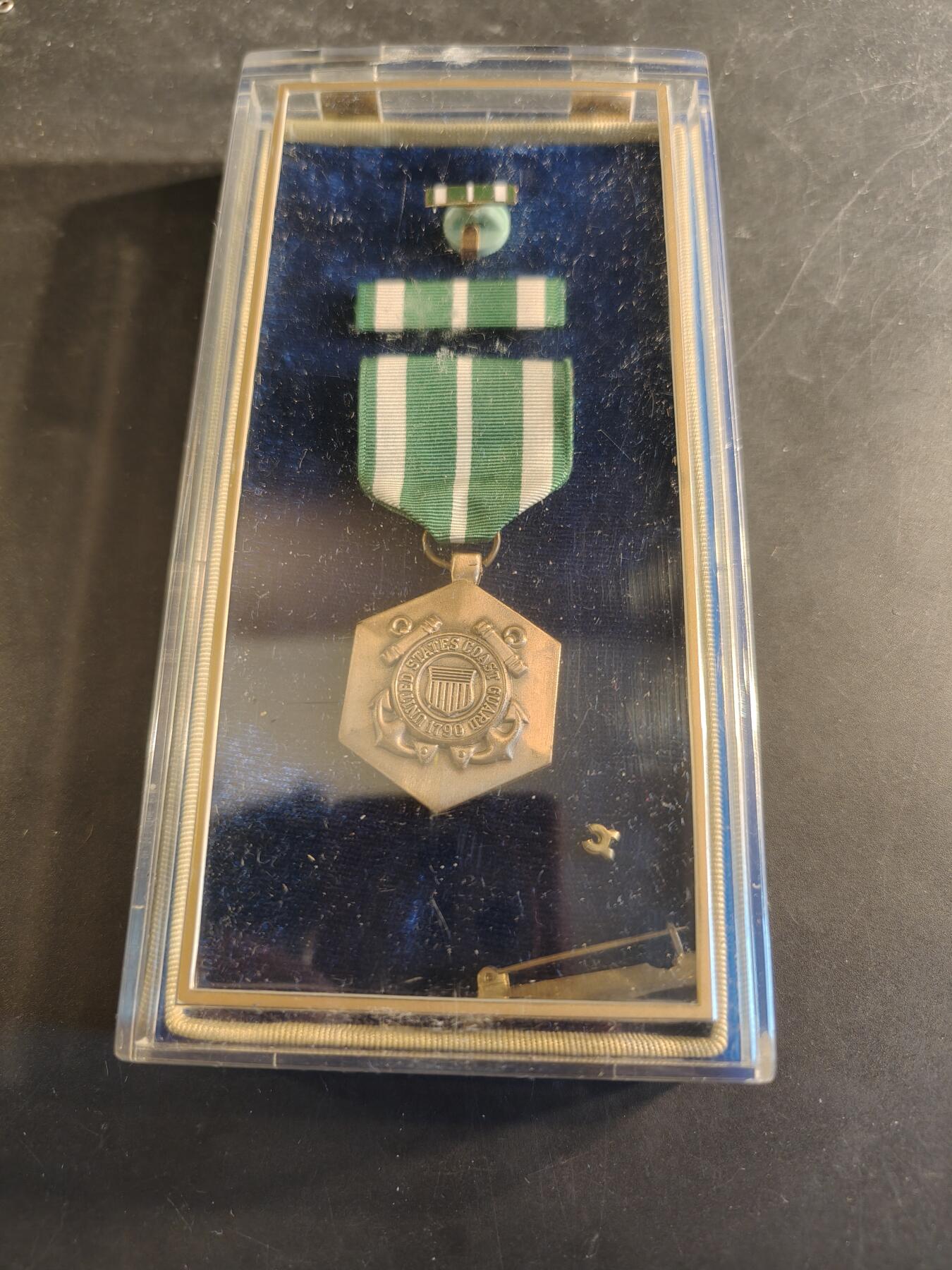 老王徽章第186期 美国海岸警备队杰出服役奖章 实发带名字，原盒带略和珐琅略 少见全套