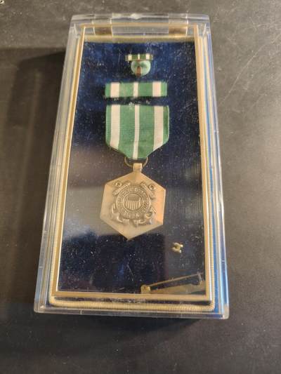 老王徽章第186期 - 美国海岸警备队杰出服役奖章 实发带名字，原盒带略和珐琅略 少见全套