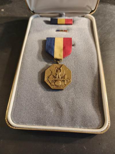 老王徽章第186期 - 美国海军勇气奖章 原盒带略和珐琅略 少见全套