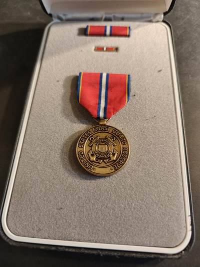 老王徽章第186期 - 美国海岸警备队品德优良奖章 原盒带略和珐琅略 少见全套