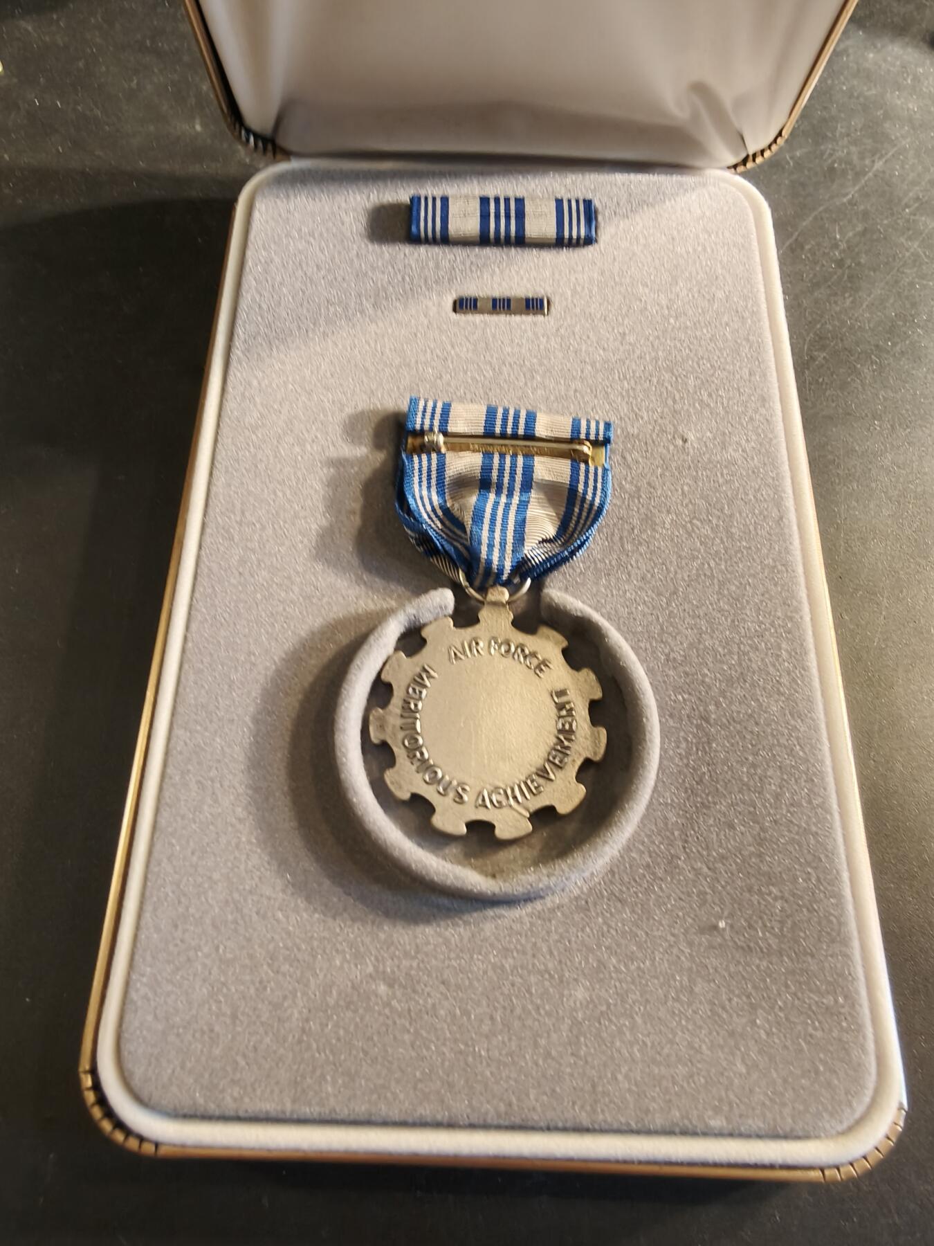 老王徽章第186期 美国空军功绩成就奖章 原盒带略和珐琅略 少见全套