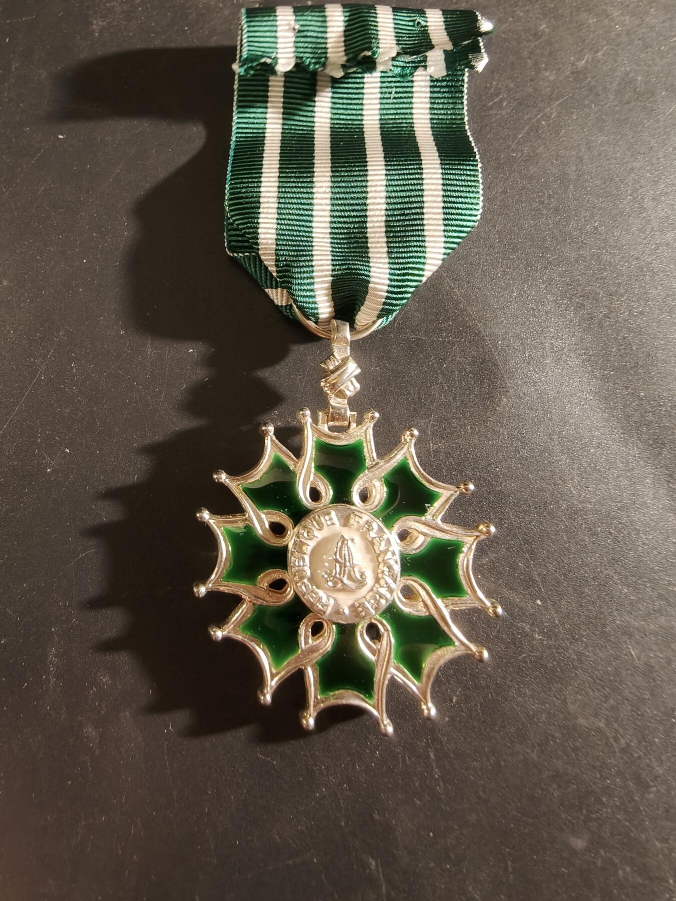 老王徽章第186期 法国骑士级文学艺术勋章    原盒