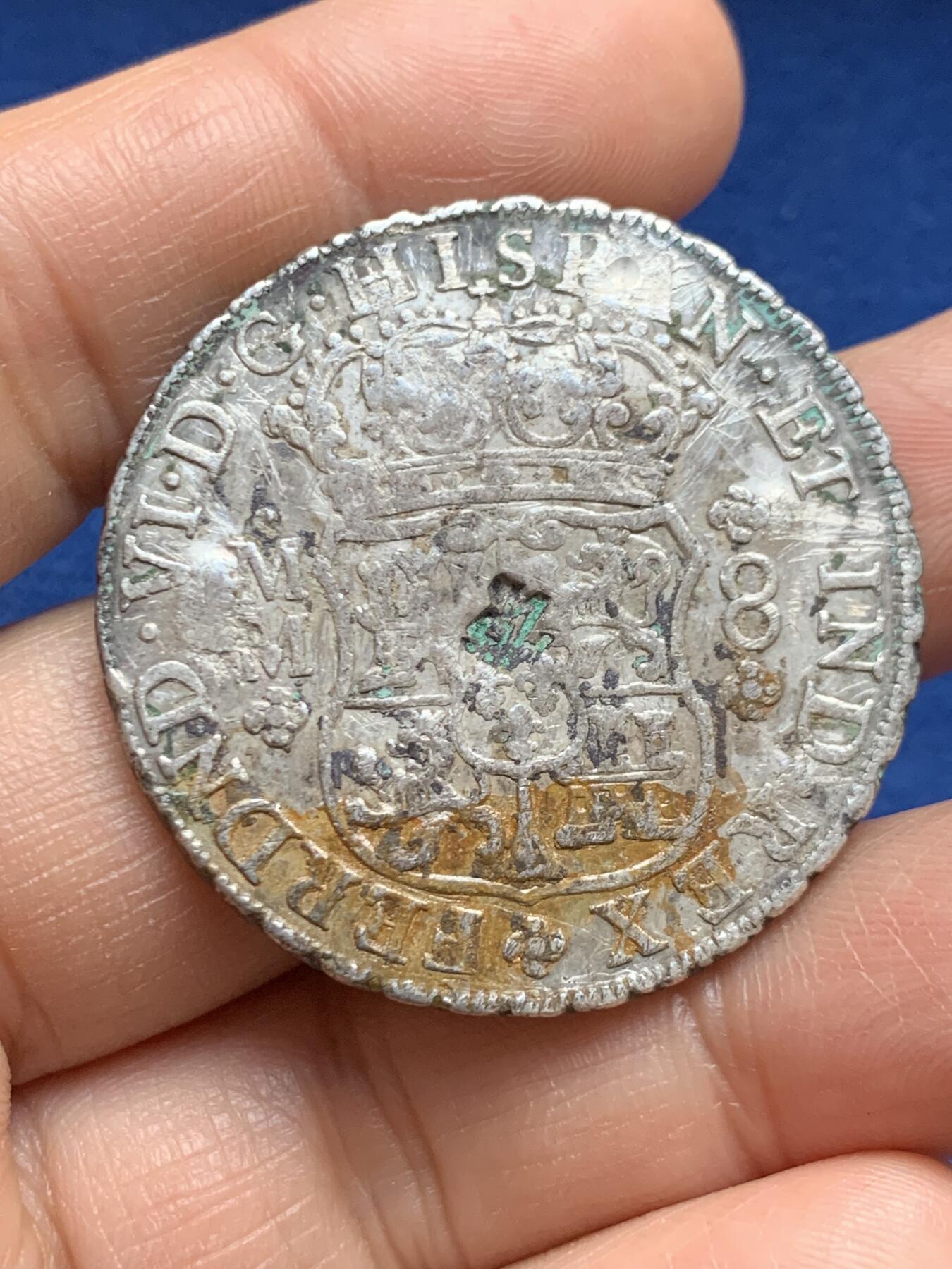 《竞宝斋》第469场 周日，周一 2场连拍 （全场包邮）欢迎送拍 海捞品 地球1797年双柱8r银币，多戳，暴力清洗，有一些趣味戳记，性价比高，重约26克。