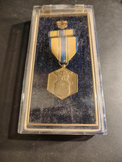 老王徽章第186期 - 美国空军军事功绩奖章 原盒带略和珐琅略 少见全套