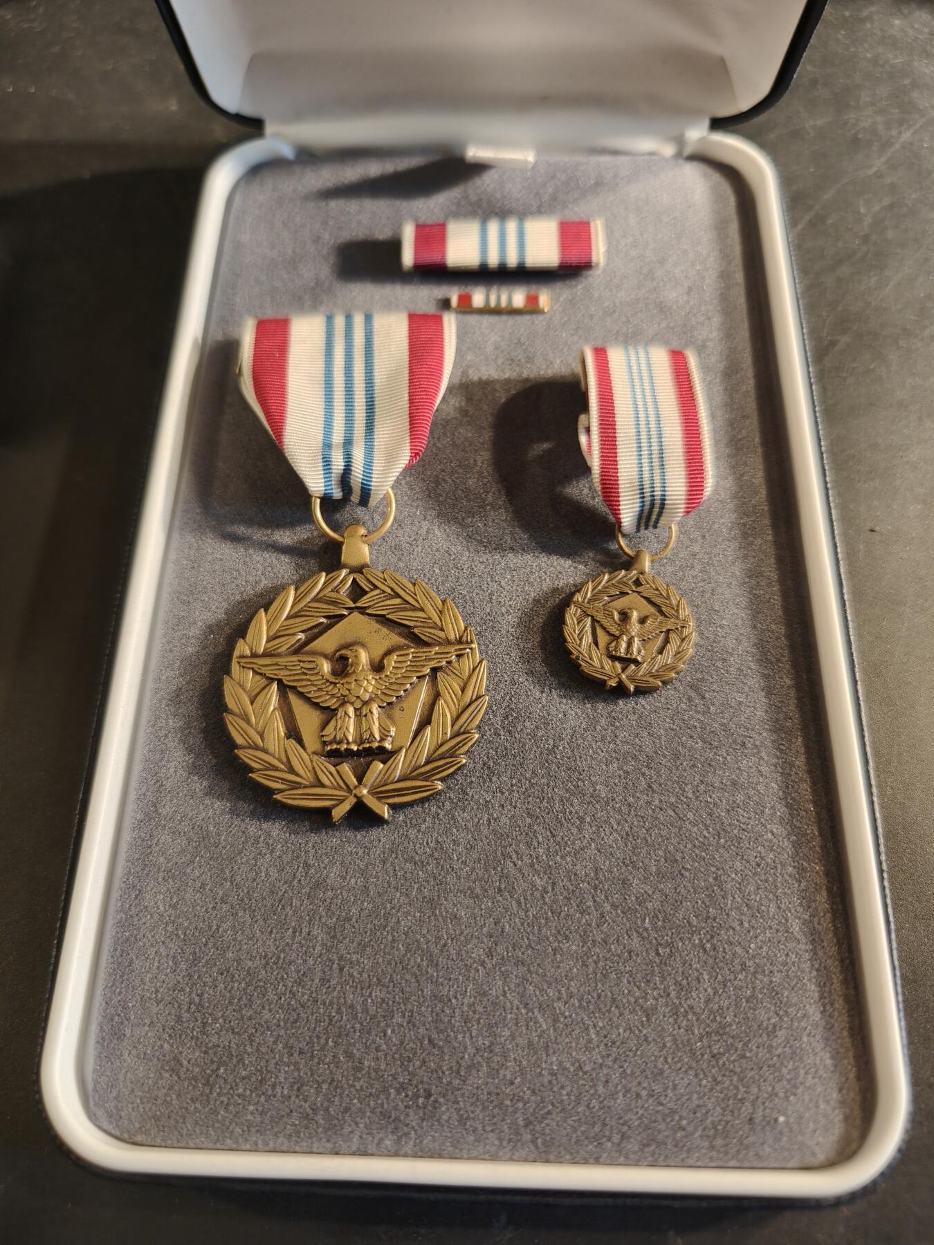 老王徽章第186期 美国国防部功绩服务奖章 原盒带略、珐琅略和迷你章 少见全套
