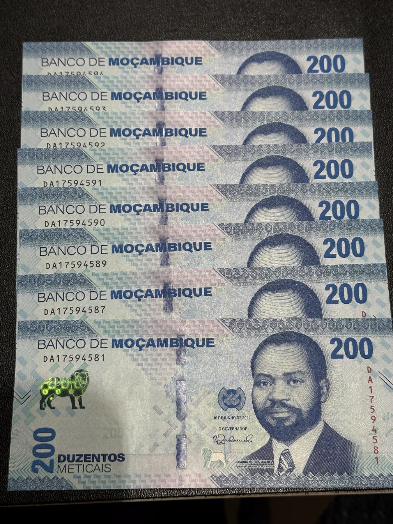 《外钞收藏家》第六百一十六期（精品场）（长期征集拍品、欢迎藏友们联系合作） 莫桑比克200 八张一起 全新UNC