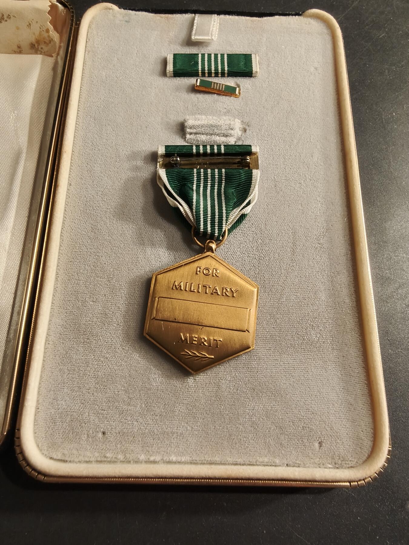 老王徽章第186期 美国陆军军事功绩奖章 原盒带略和珐琅略 少见全套   盒子损坏