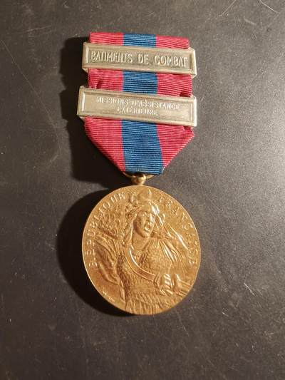 老王徽章第186期 - 法国金级国防服役奖章     战斗舰艇、海外援助任务双勋条    海军人员获得