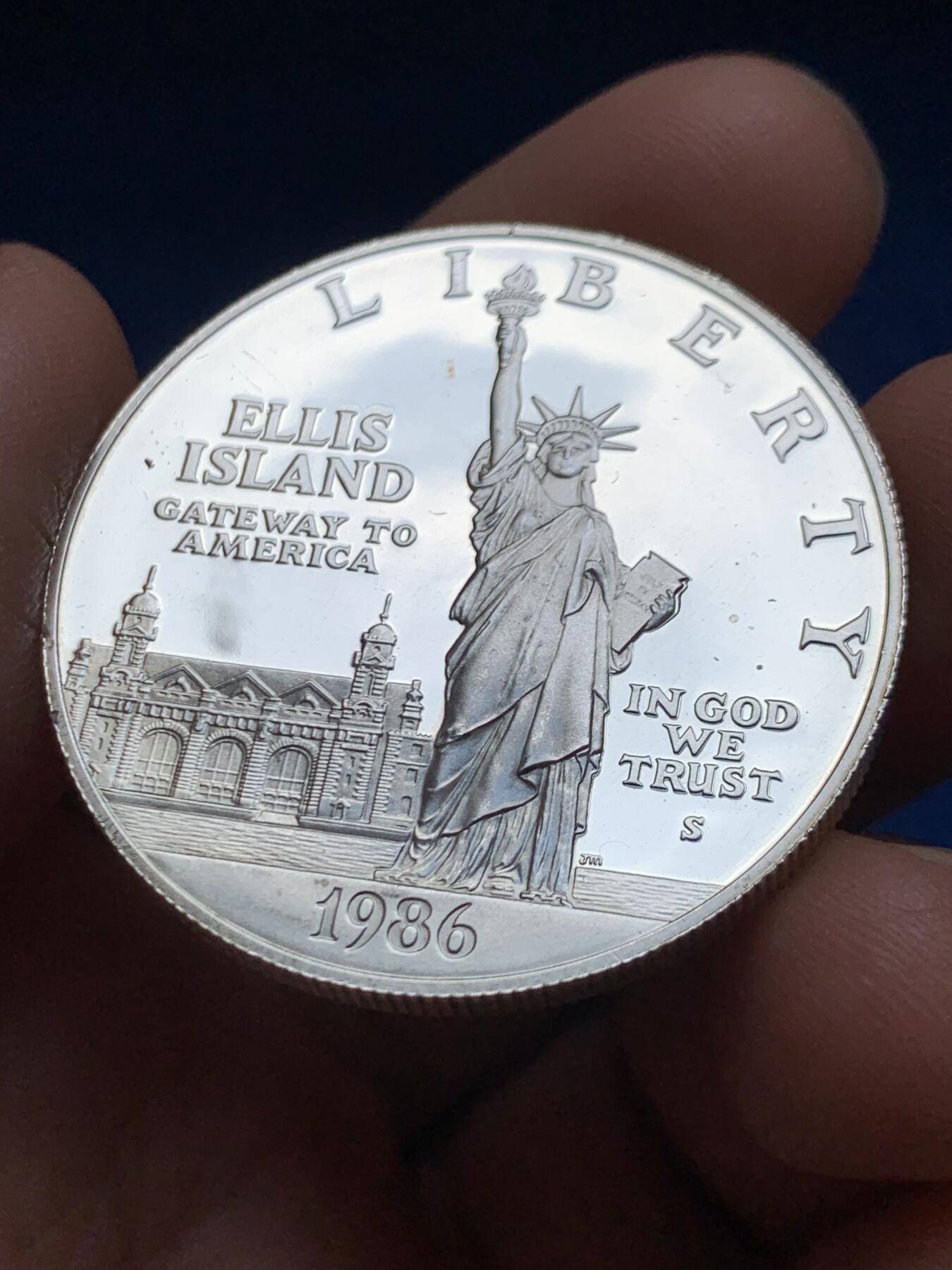 《竞宝斋》第469场 周日，周一 2场连拍 （全场包邮）欢迎送拍 美国1986年自由女神像落成百年纪念1美元银币，26.9克，900银。