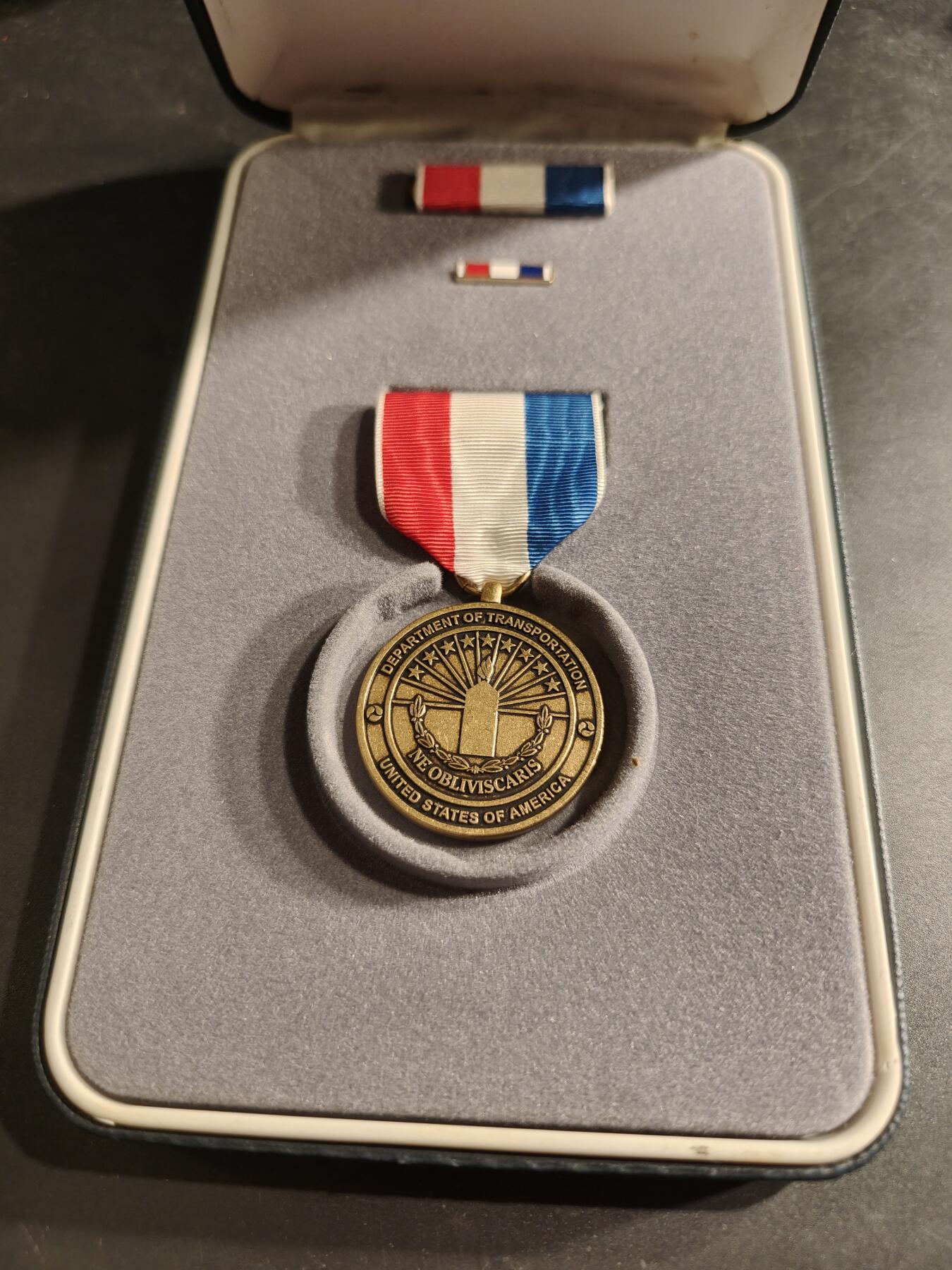 老王徽章第186期 美国运输部911奖章 原盒带略和珐琅略 少见全套   授予911事件中表现出非凡勇气的运输部员工