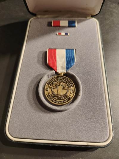 老王徽章第186期 - 美国运输部911奖章 原盒带略和珐琅略 少见全套   授予911事件中表现出非凡勇气的运输部员工