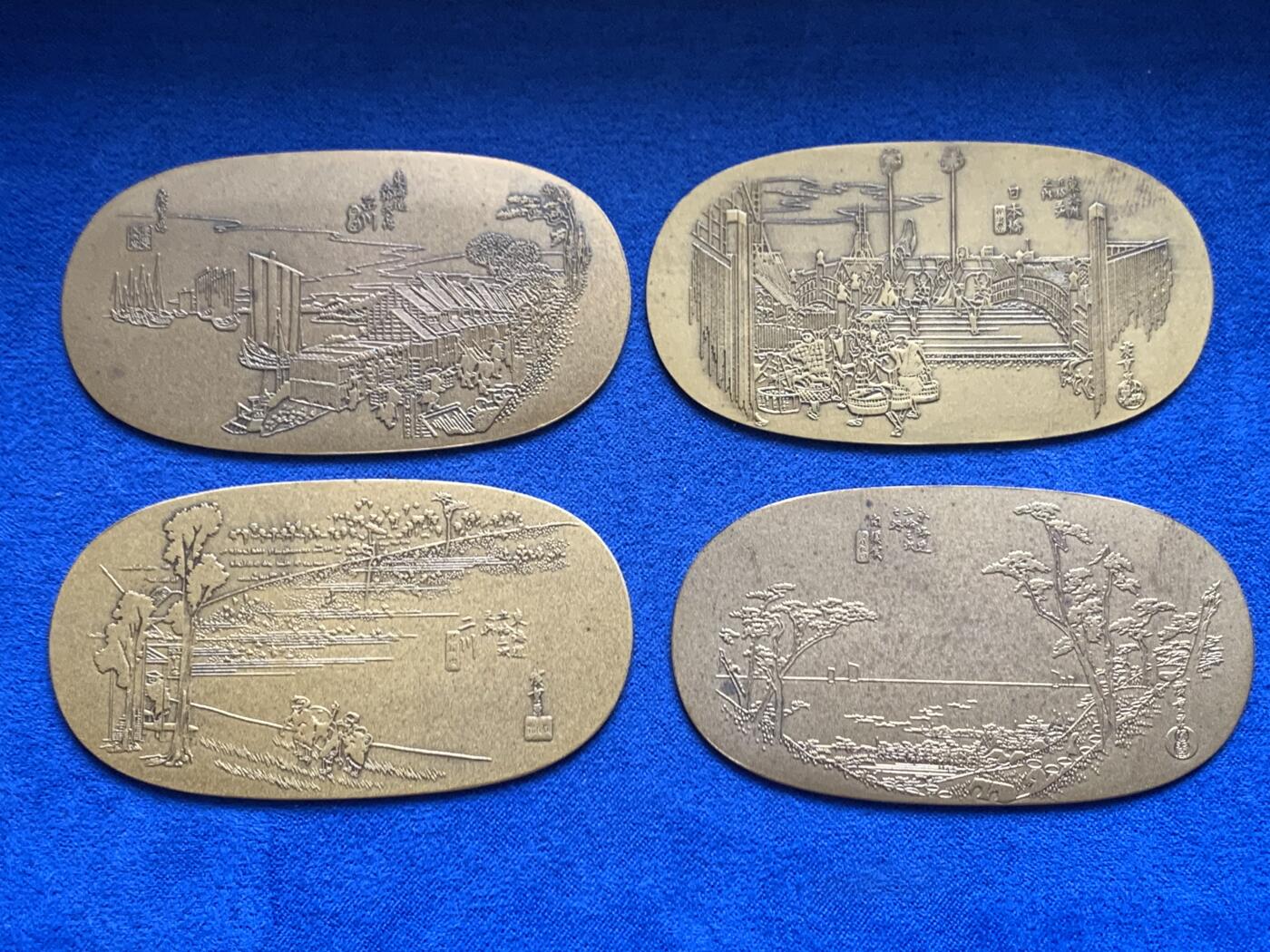 《竞宝斋》第469场 周日，周一 2场连拍 （全场包邮）欢迎送拍 四枚一组 日本1972风景小判 总重86.85克 长72.4mm 金属材质 具体不明