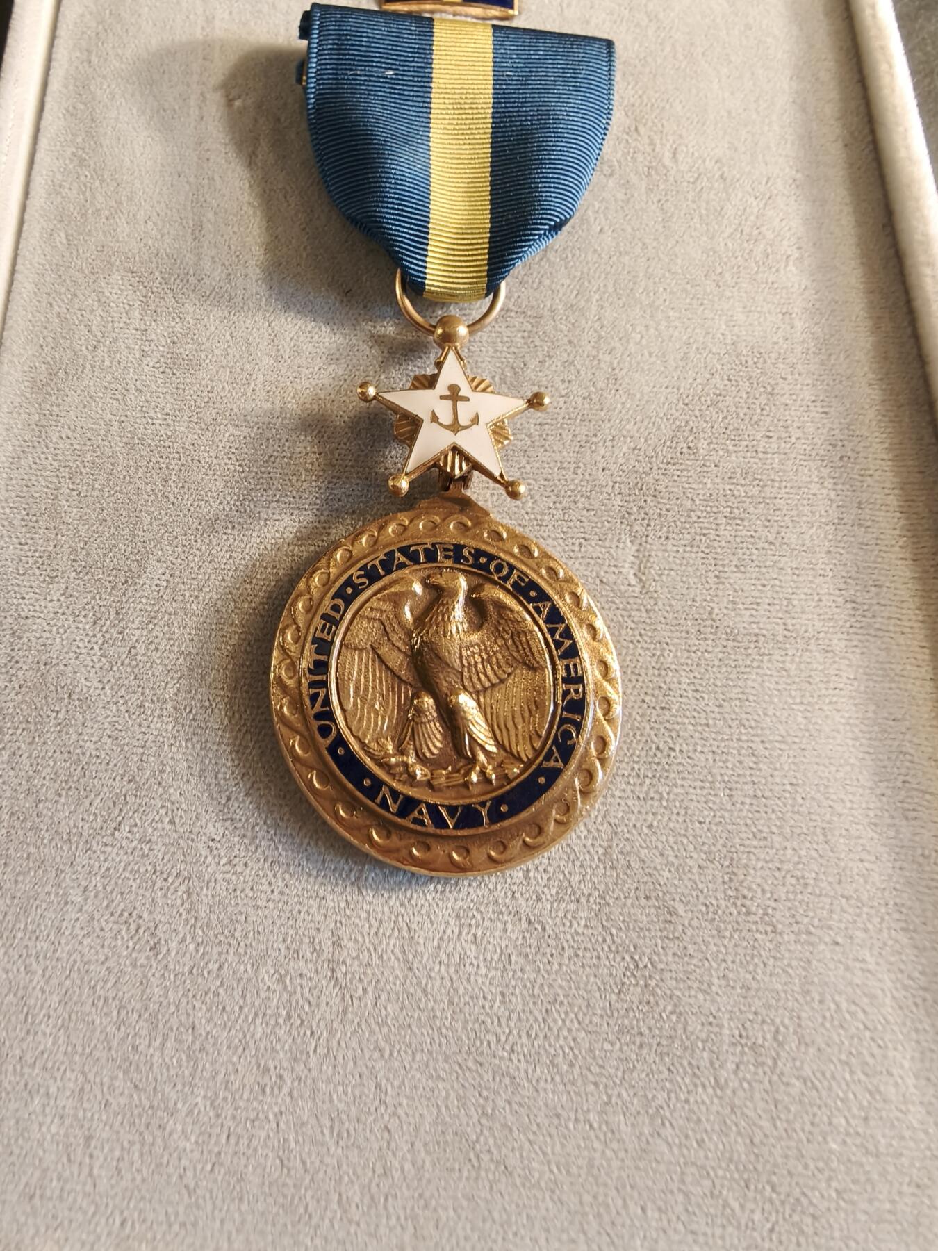 老王徽章第186期 美国海军杰出服役勋章 原盒带略和珐琅略 少见全套
