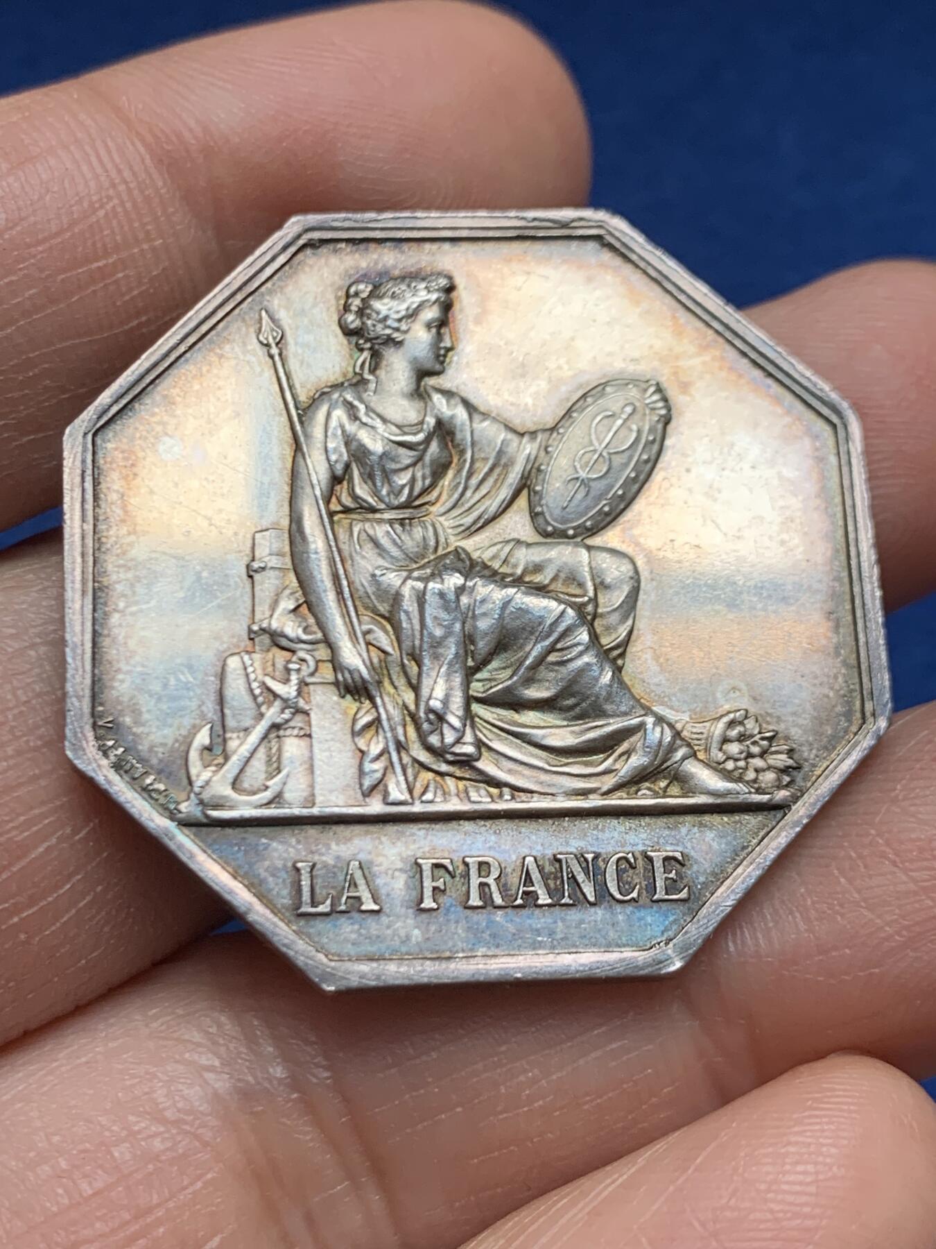 《竞宝斋》第469场 周日，周一 2场连拍 （全场包邮）欢迎送拍 法国人寿保险公司八角银质代币 女神坐像 19.85克 36.2mm 丰饶角银标