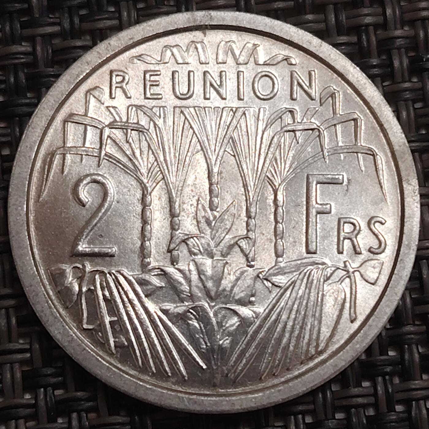 布加迪🐬～世界钱币(上海)🌾第 280 期 /  各国套币和散币 法属留尼汪🇷🇪 1948年 2法郎 原光铝币 甘蔗林图案