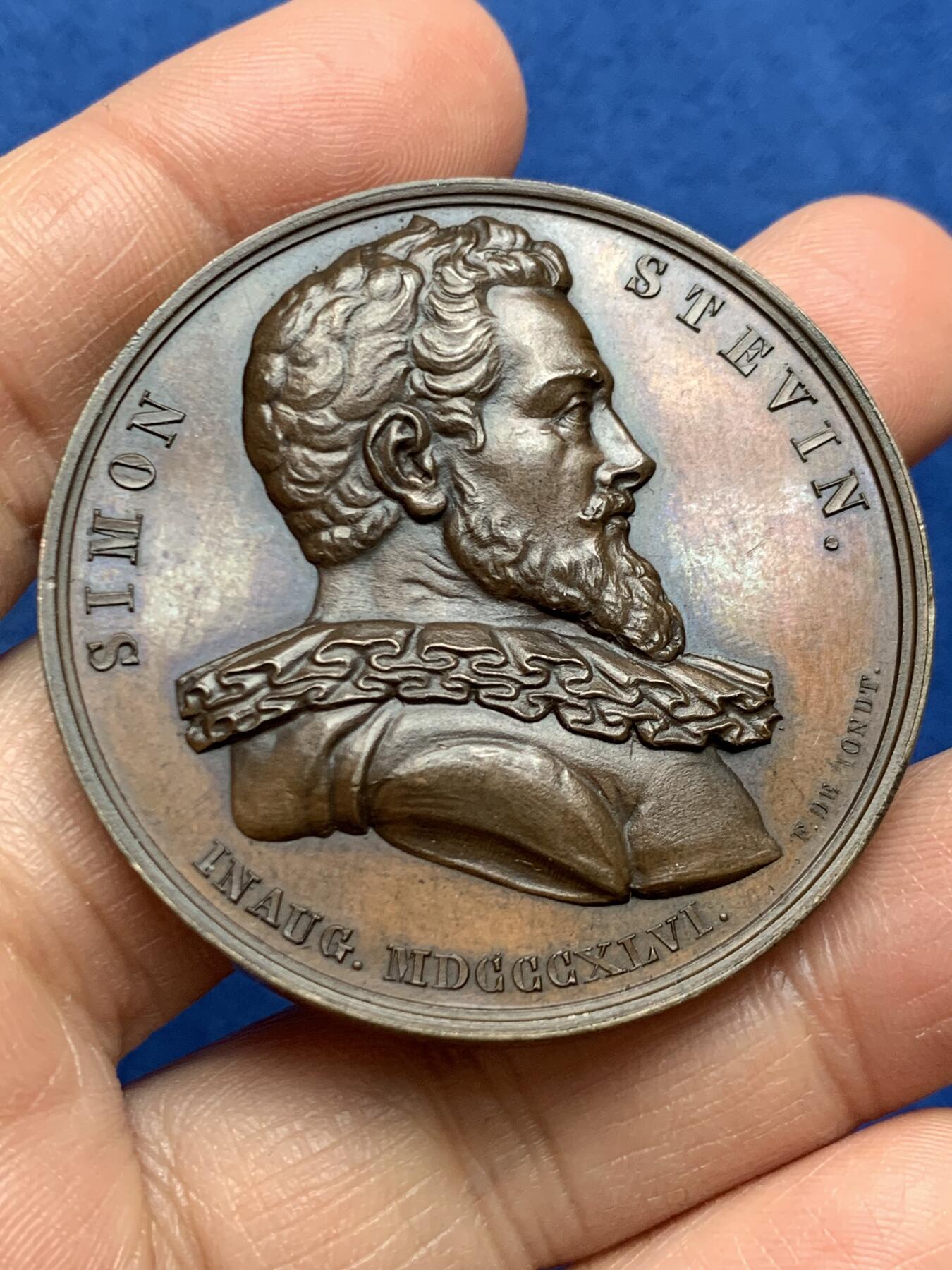 《竞宝斋》第469场 周日，周一 2场连拍 （全场包邮）欢迎送拍 科学家西蒙.史迪文纪念章，数学、物理、工程和流体静力学的先驱者，双面高浮雕，品相佳，直径：47.5mm，重：59g