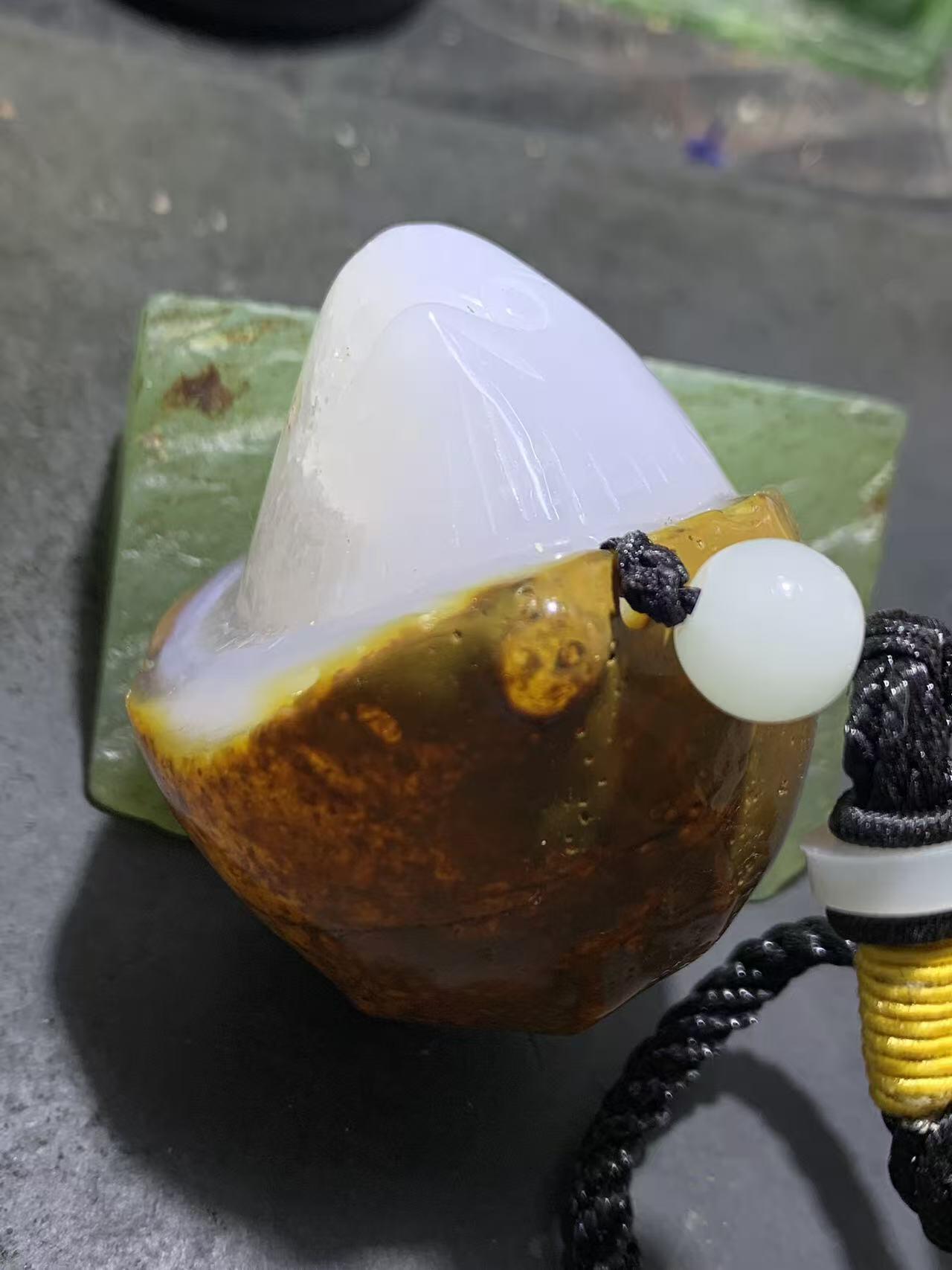 精美天然原皮冰飘马达加斯加玛瑙雕刻小鸡出壳把件一个，