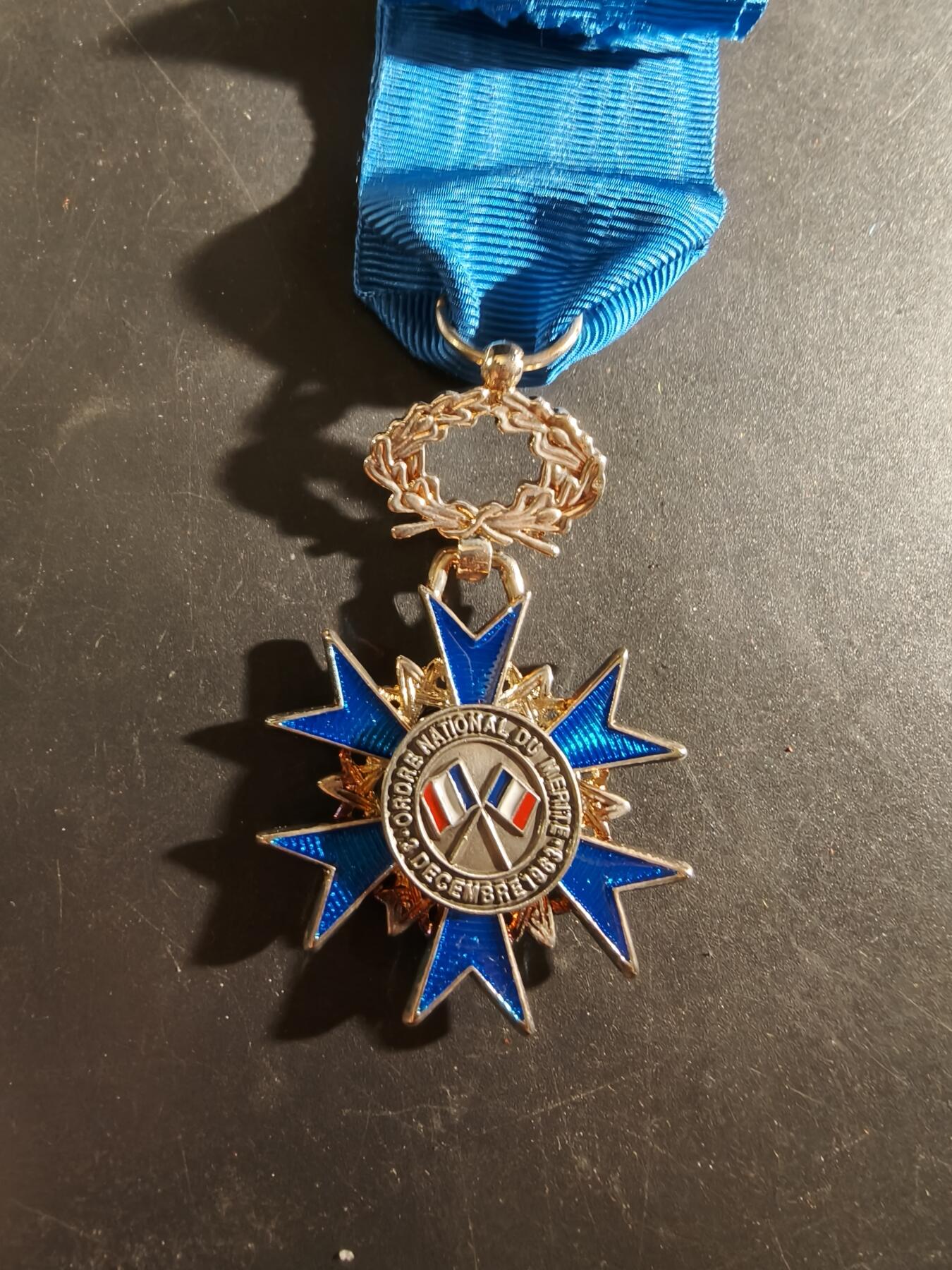 老王徽章第186期 法国骑士级国家功勋勋章    带盒子    