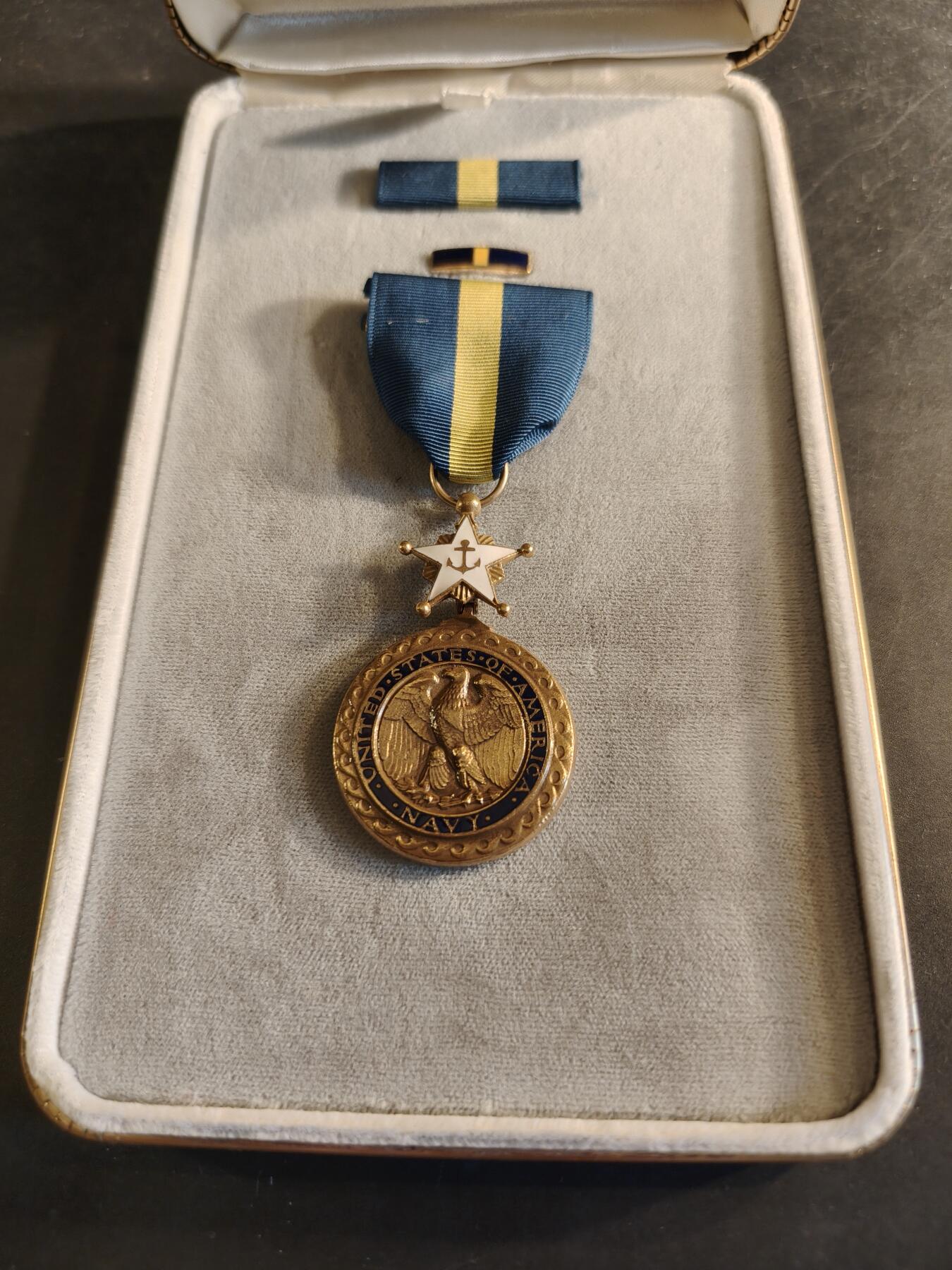 老王徽章第186期 美国海军杰出服役勋章 原盒带略和珐琅略 少见全套