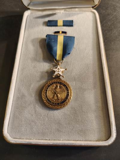 老王徽章第186期 - 美国海军杰出服役勋章 原盒带略和珐琅略 少见全套