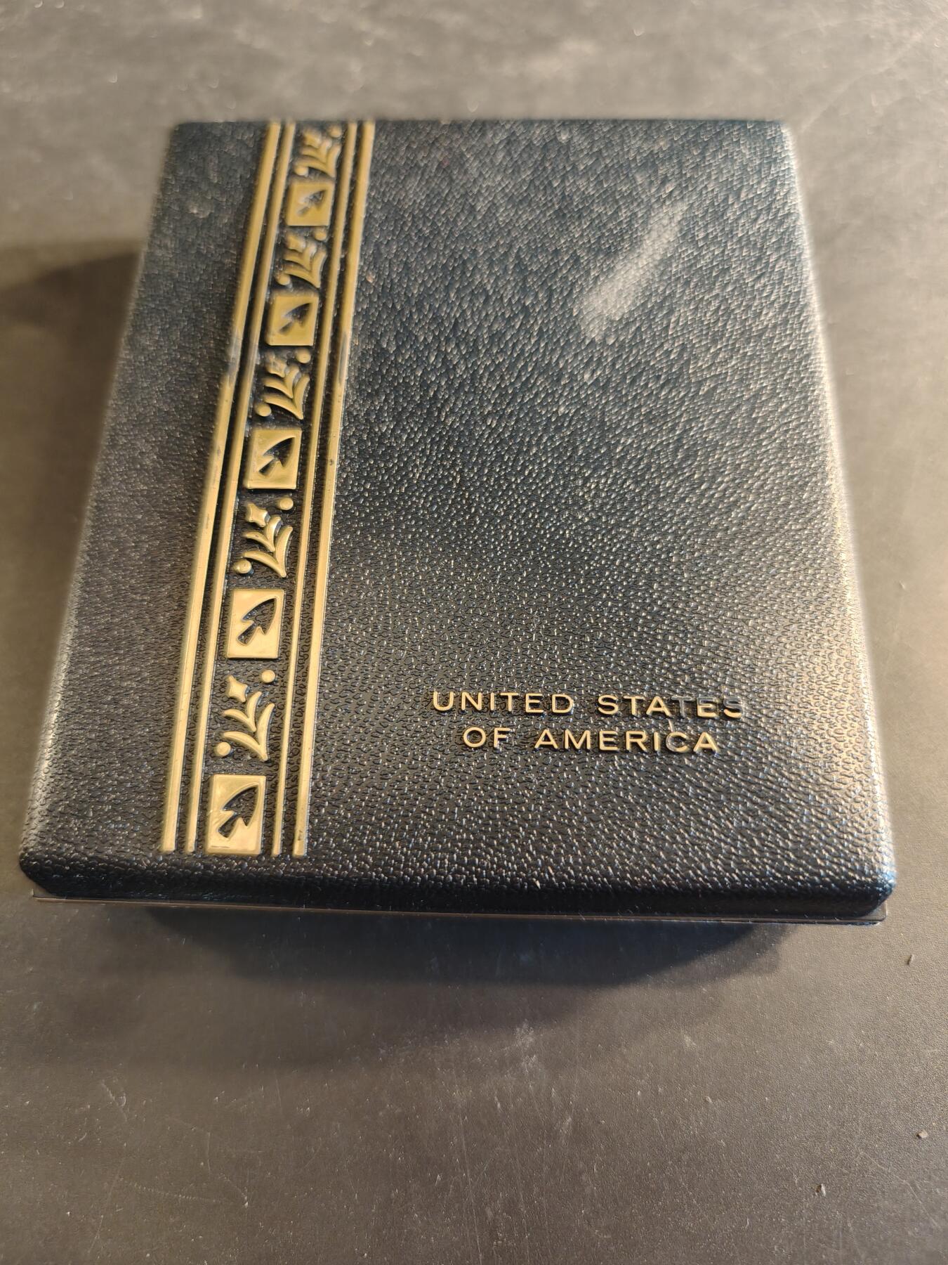 老王徽章第186期 美国陆上国民卫队成就奖章 原盒带略和珐琅略 少见全套