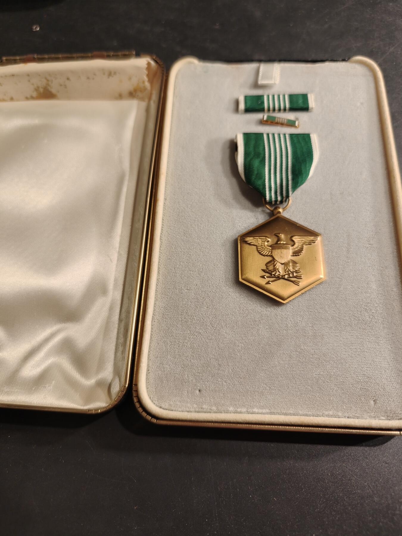 老王徽章第186期 美国陆军军事功绩奖章 原盒带略和珐琅略 少见全套   盒子损坏