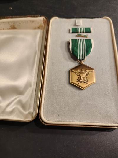 老王徽章第186期 - 美国陆军军事功绩奖章 原盒带略和珐琅略 少见全套   盒子损坏