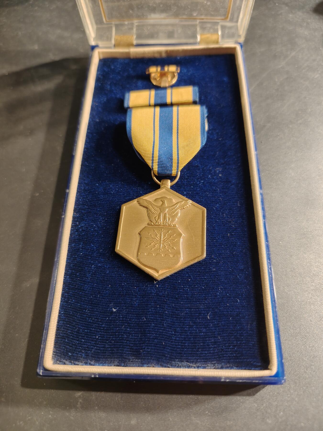 老王徽章第186期 美国空军军事功绩奖章 原盒带略和珐琅略 少见全套