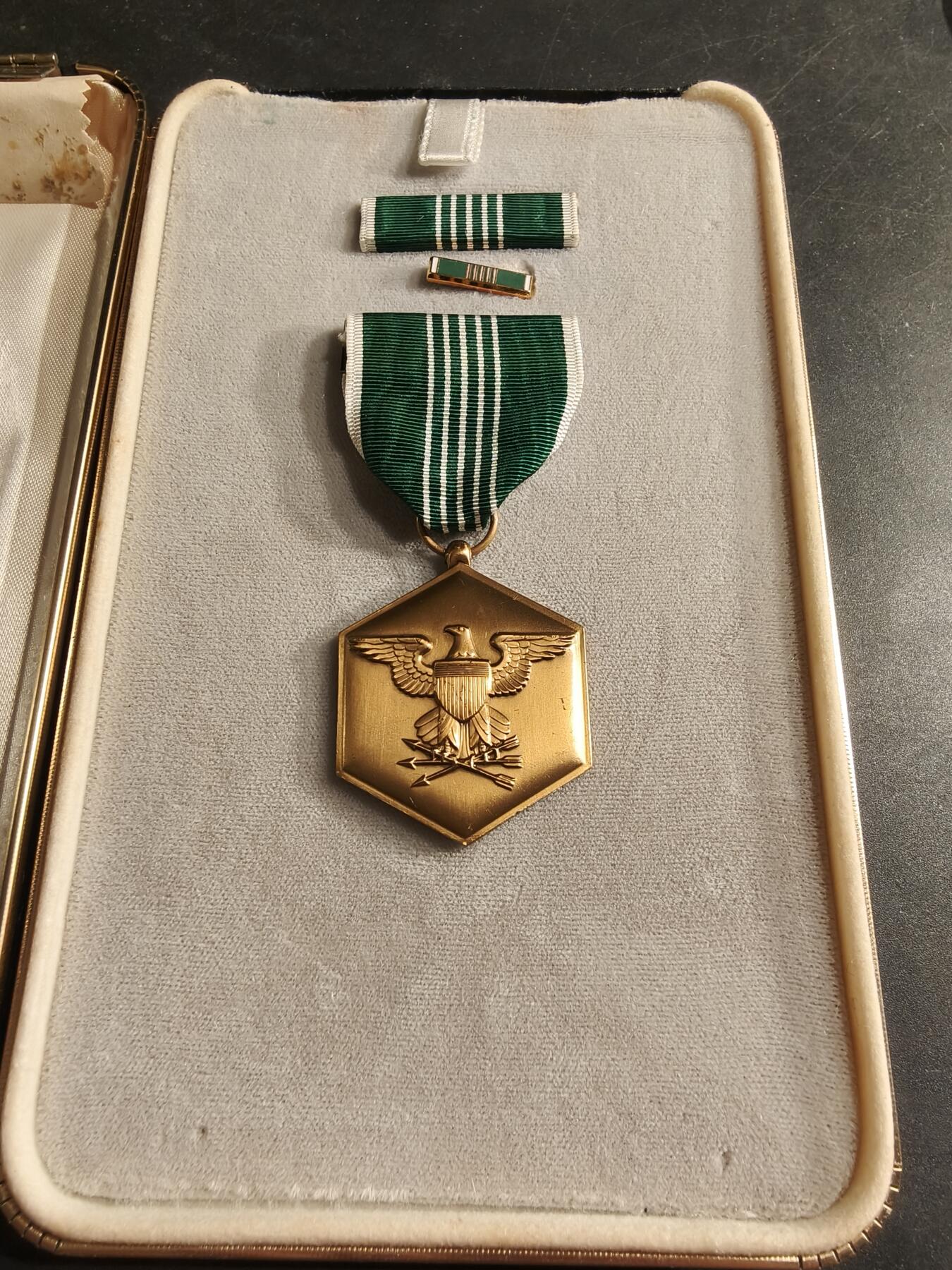 老王徽章第186期 美国陆军军事功绩奖章 原盒带略和珐琅略 少见全套   盒子损坏