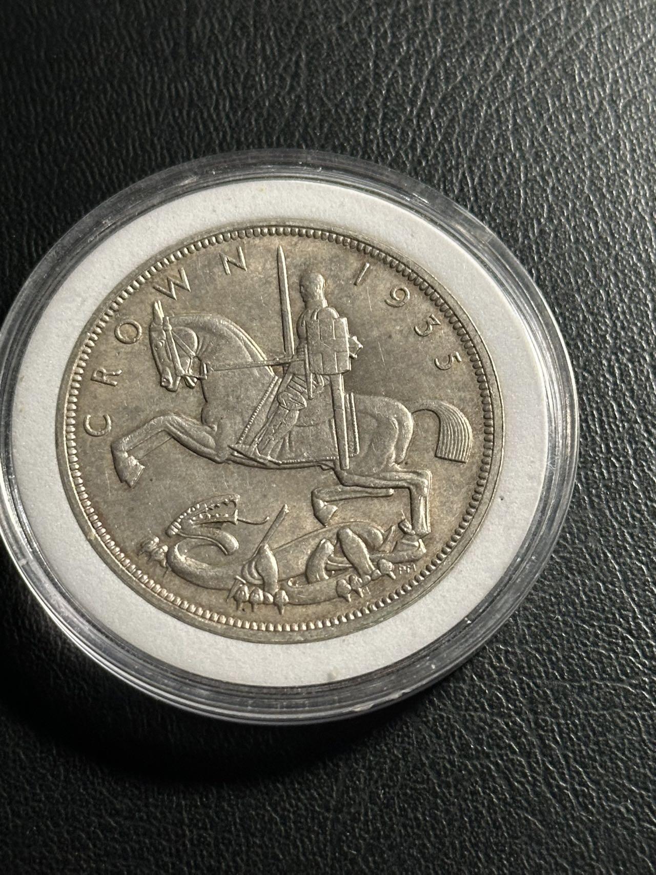 丙午马年三月第二场 精品更新 英国乔五马剑银币 28克500银。此枚属马剑收官之作大热门品种！近期银价震荡，值得投资！藏家出品带小圆盒