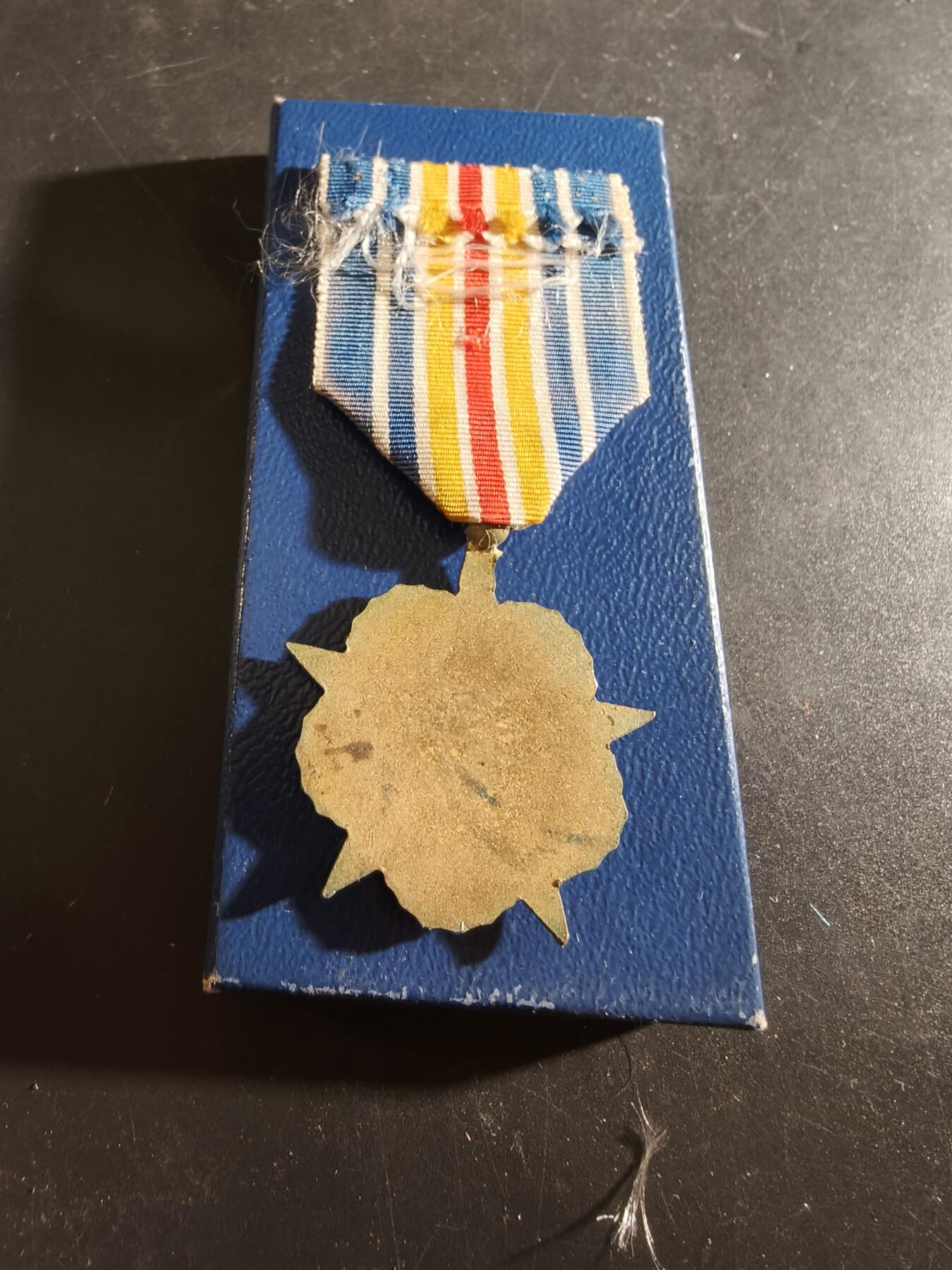 老王徽章第186期 法国战伤奖章    带纸盒